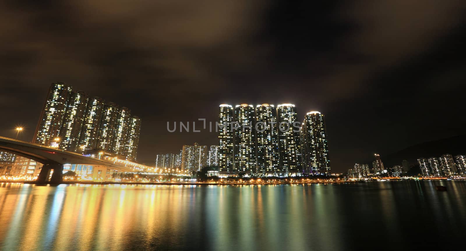 Hong Kong at night by leungchopan