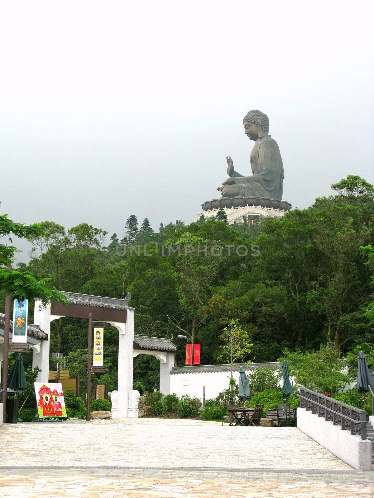 Tian Tan Buddha with no people