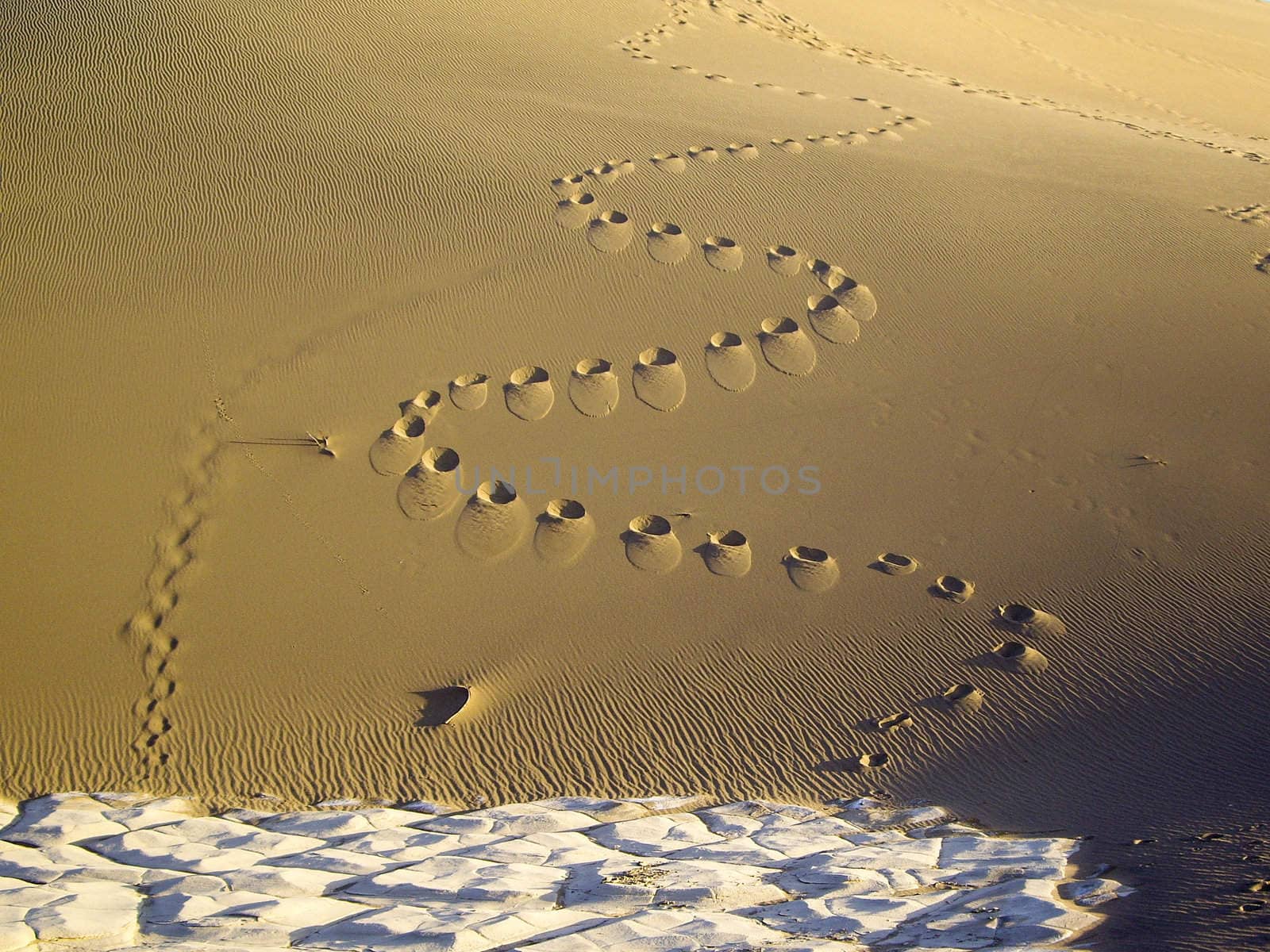 Footprints in the sand by emattil