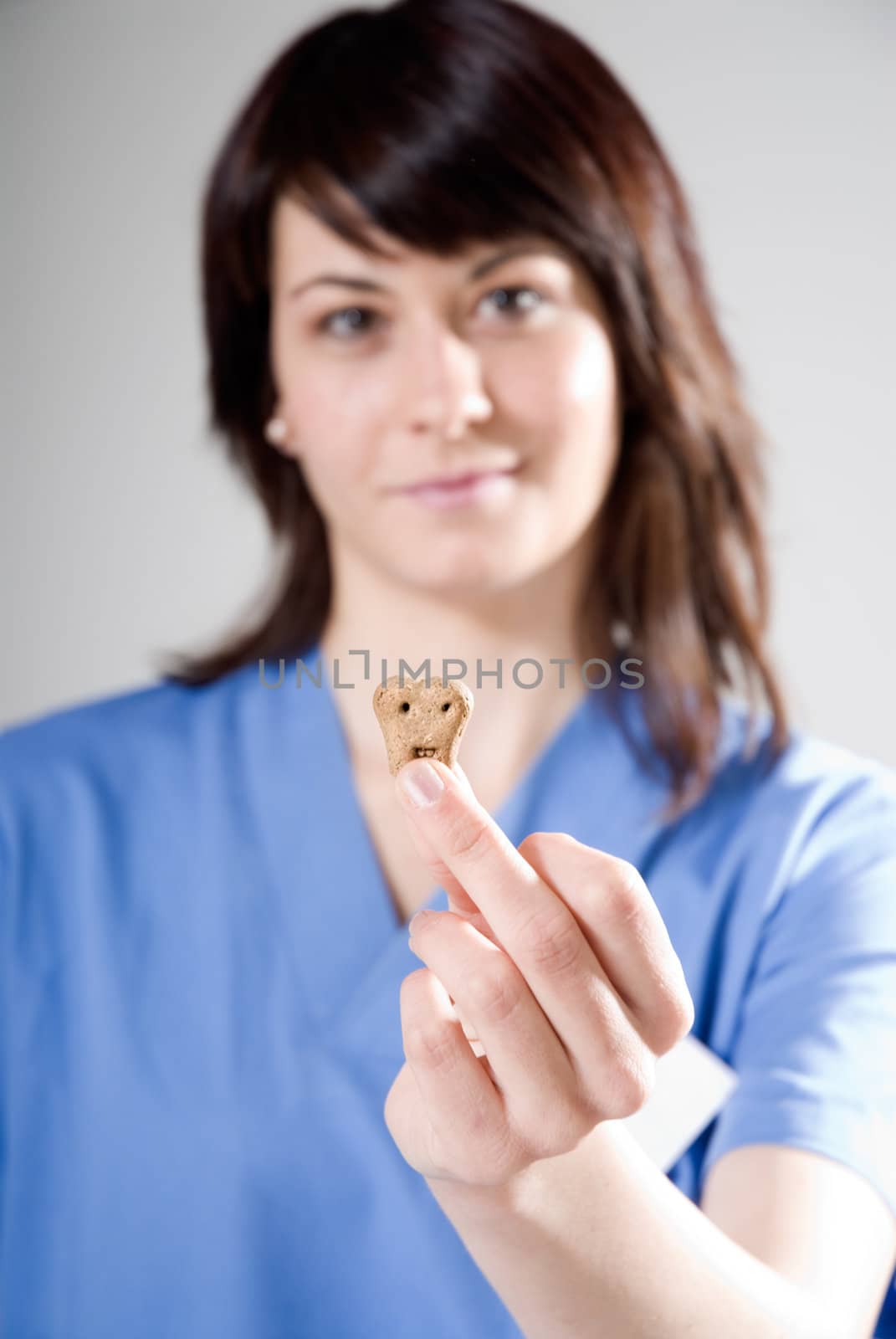Veterinarian female shows a dog�s biscuit