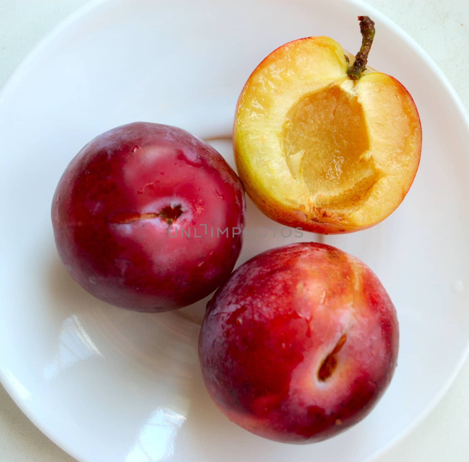 pic of three ripe plums