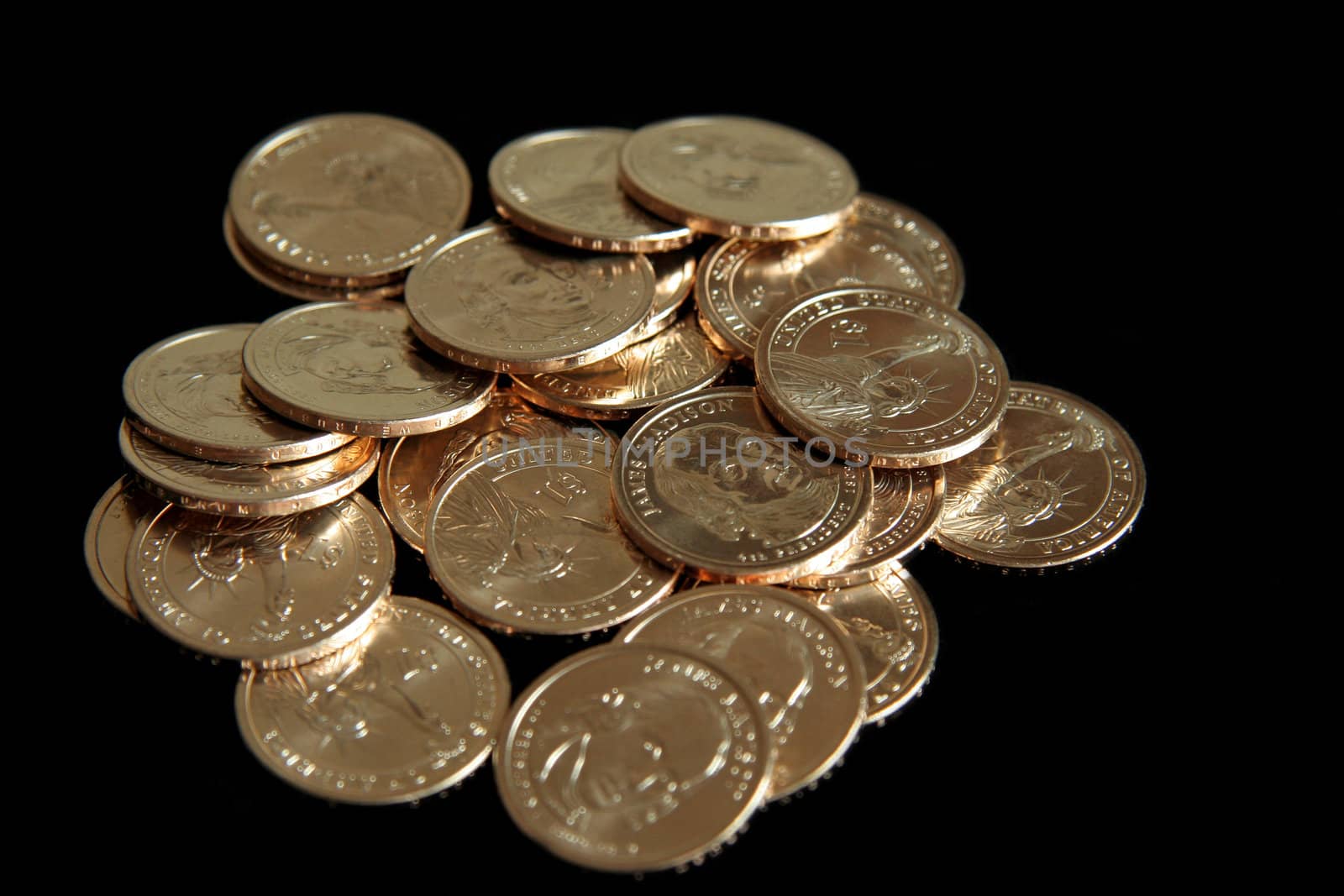 A single pile of gold U.S. one dollar coins