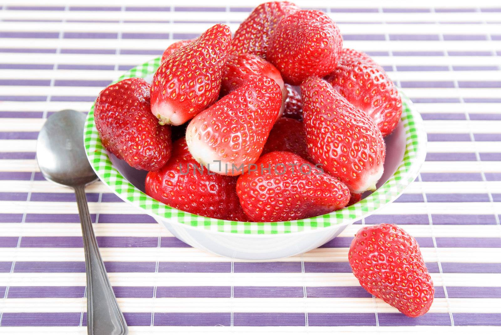 fresh strawberries by aguirre_mar