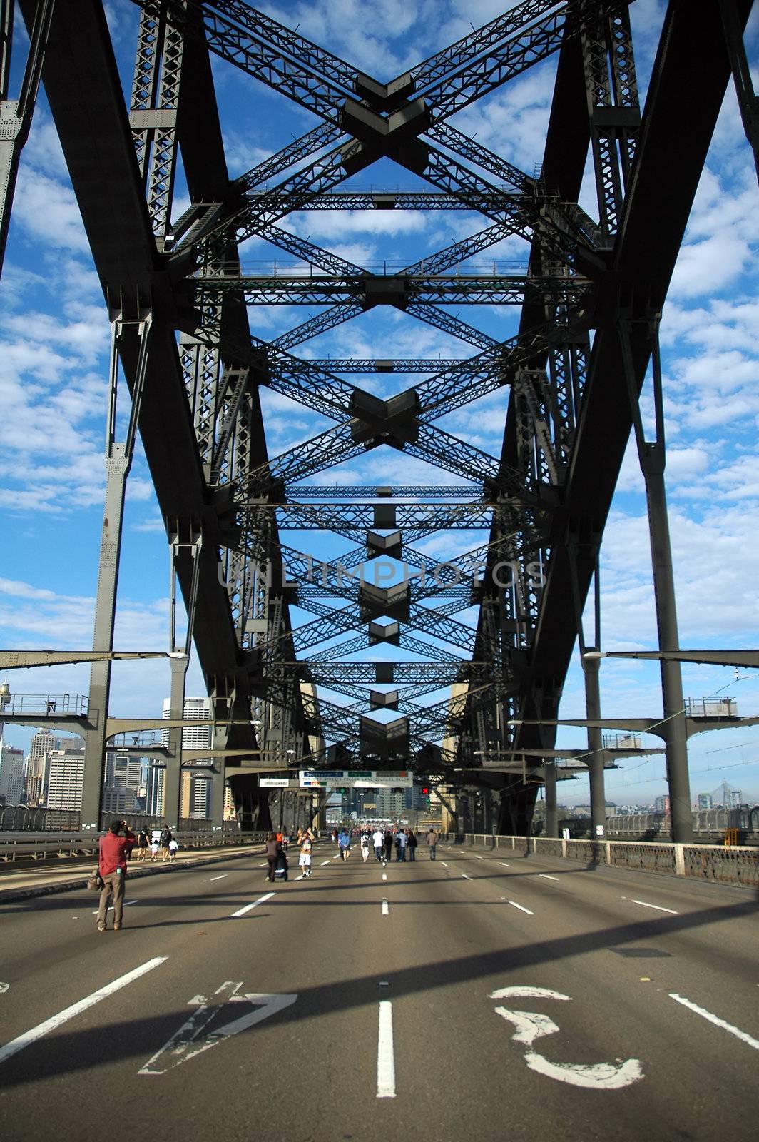 almost empty harbour bridge during sydney marathon