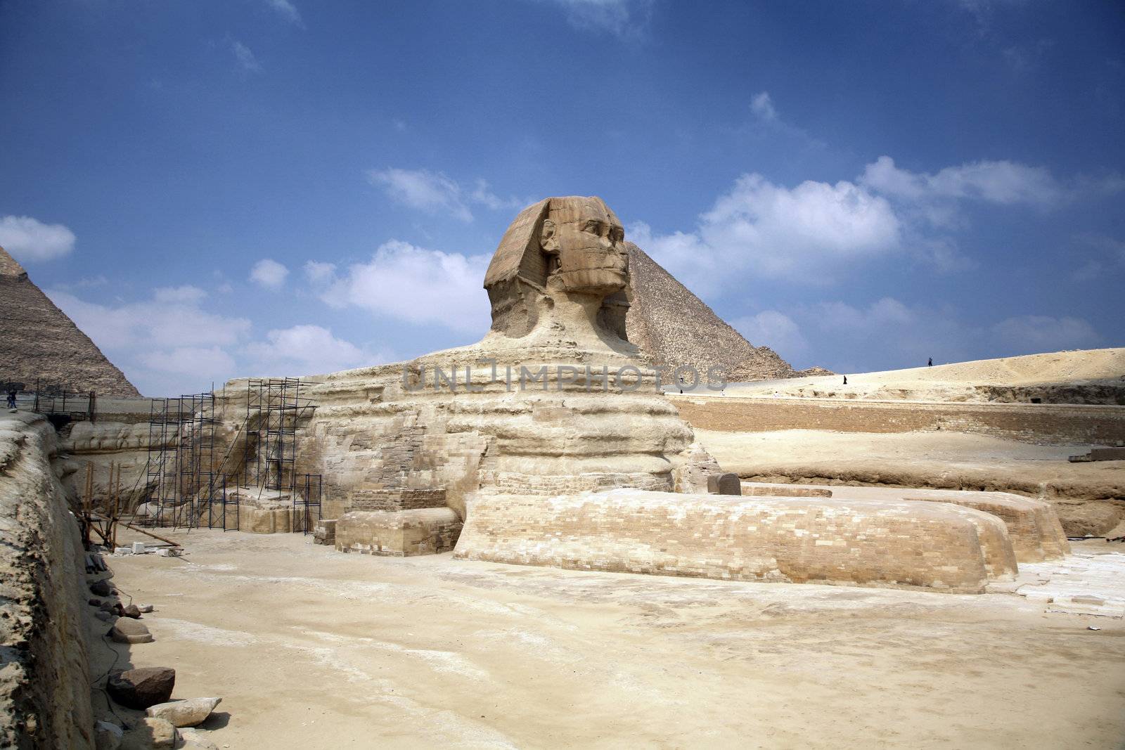 egypt sphinx with gizah pyramid behind