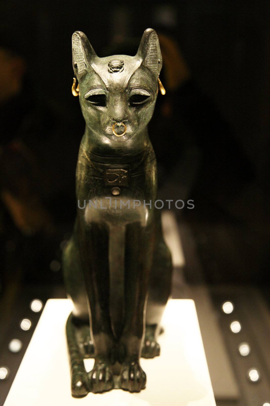 ancient egyptian sculpture of a cat