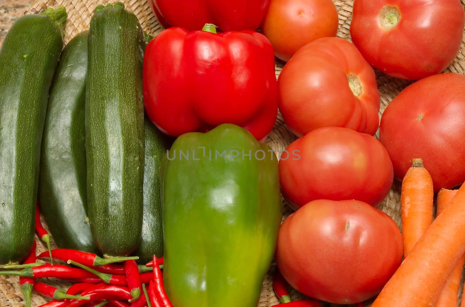 A plate with some delicious and fresh vegetables