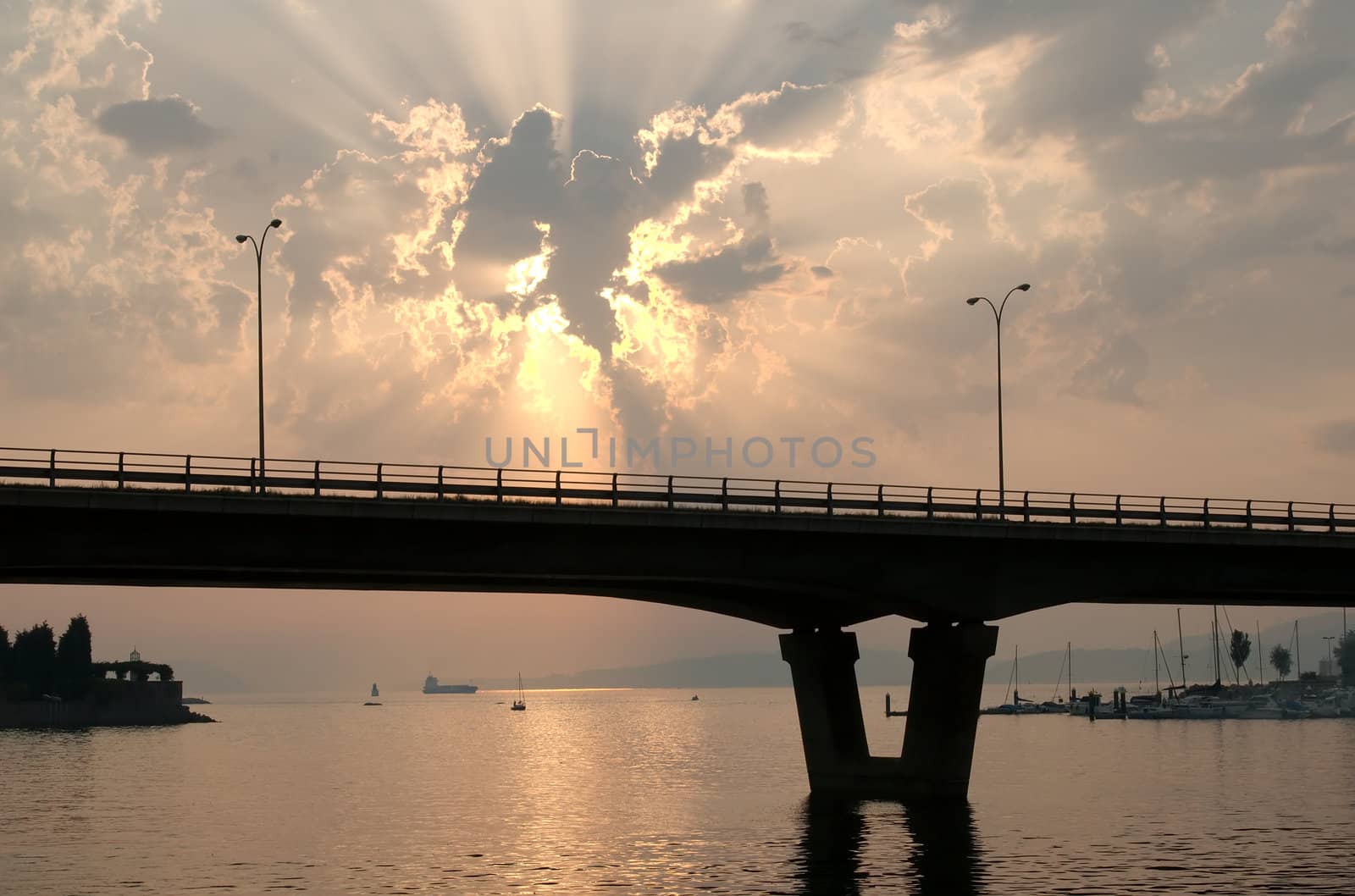 Sun rays on a cloudy afternoon in Vigo
