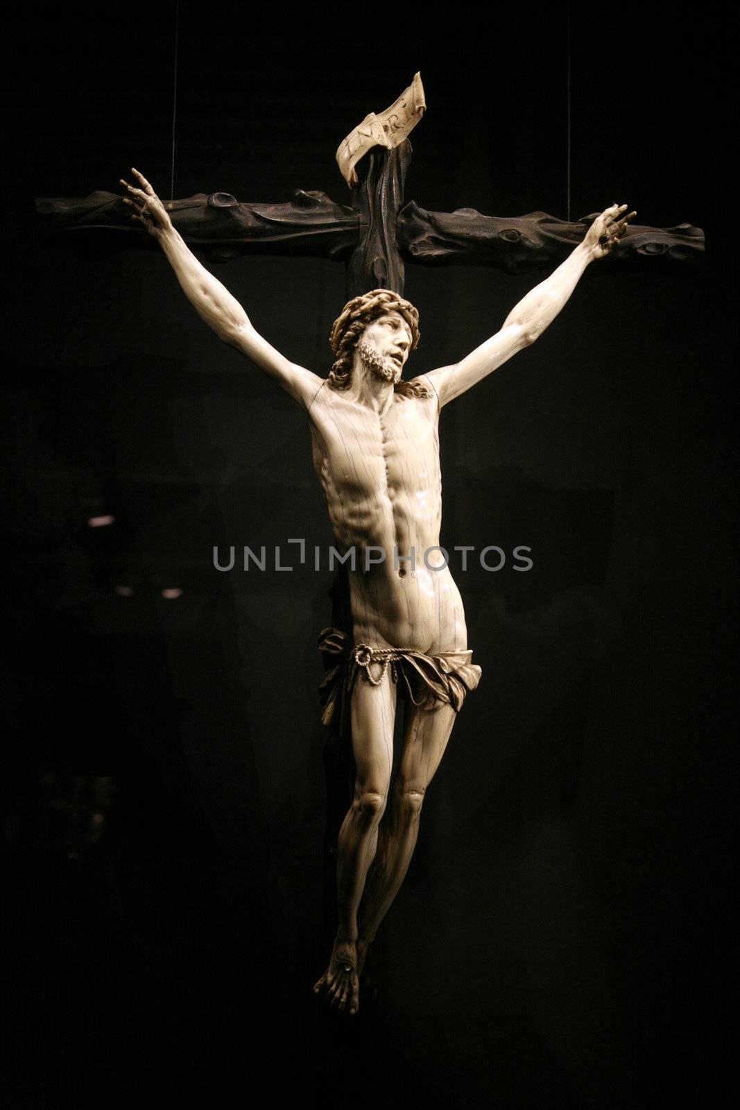 sculpture of jesus christ at the cross