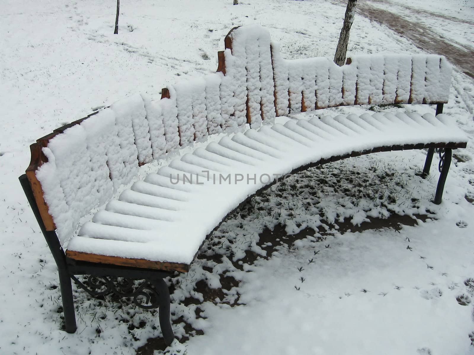 Bench in snow by tomatto