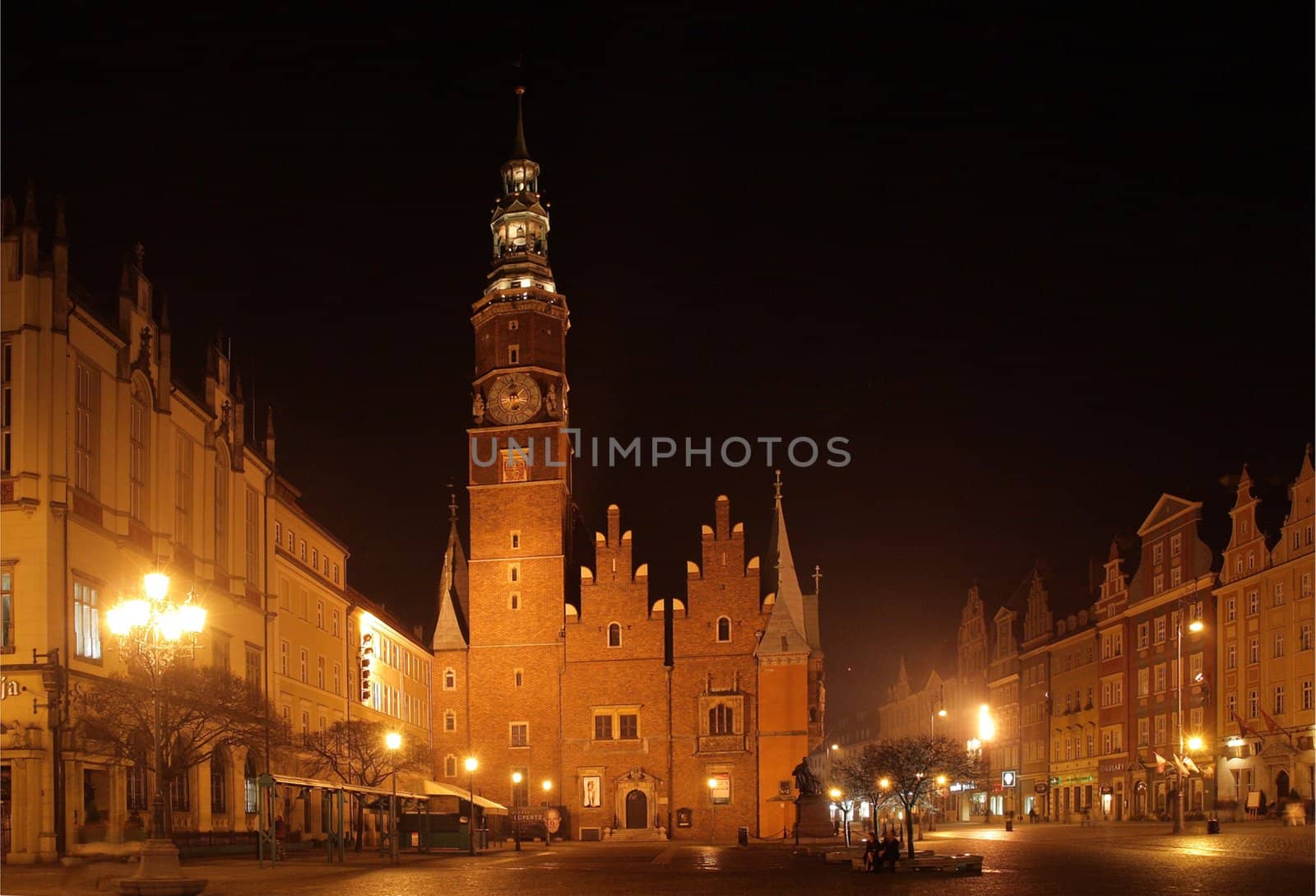 Wrocławski rynek nocą z widokiem na ratusz