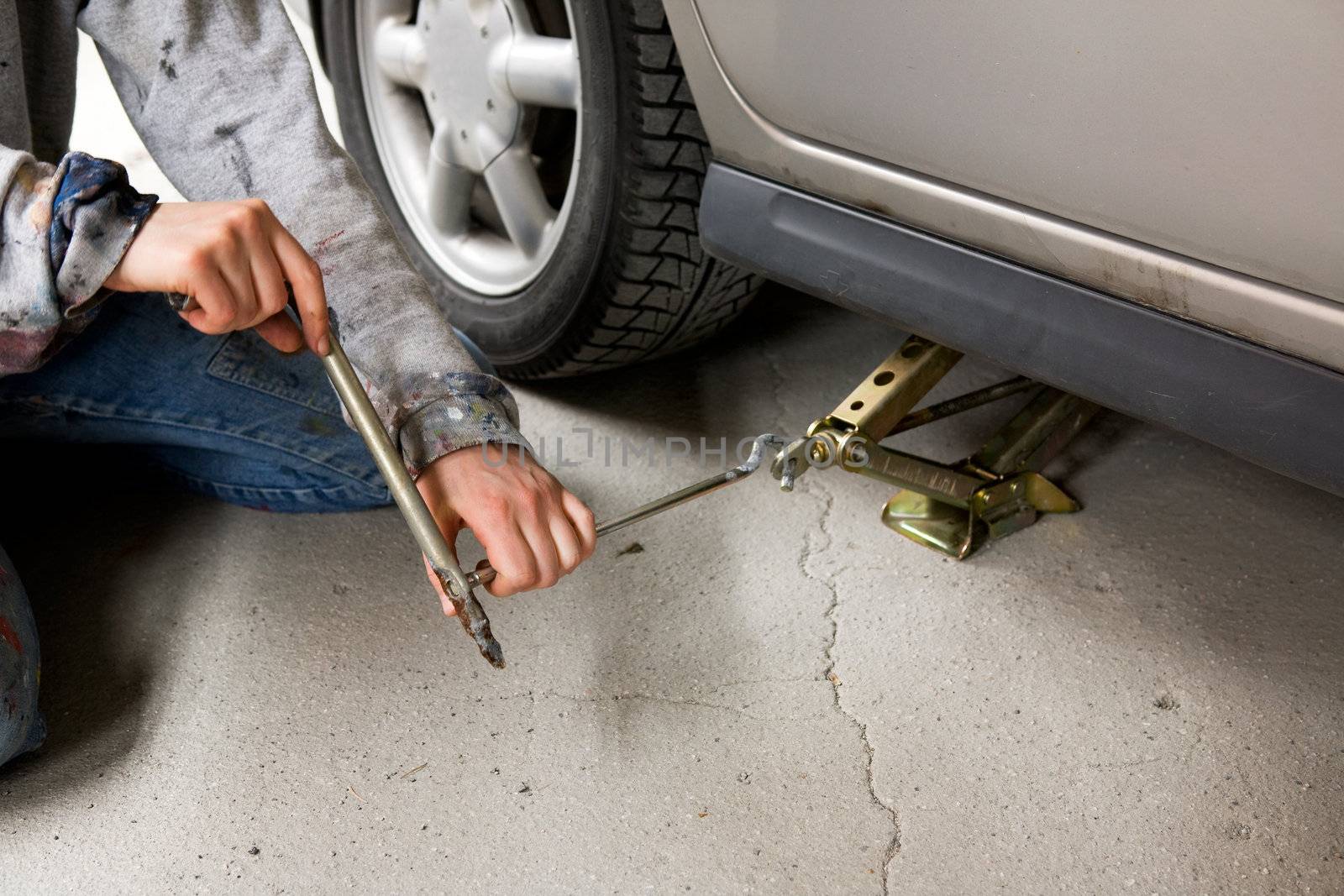 Jacking up a car with the emergency jack