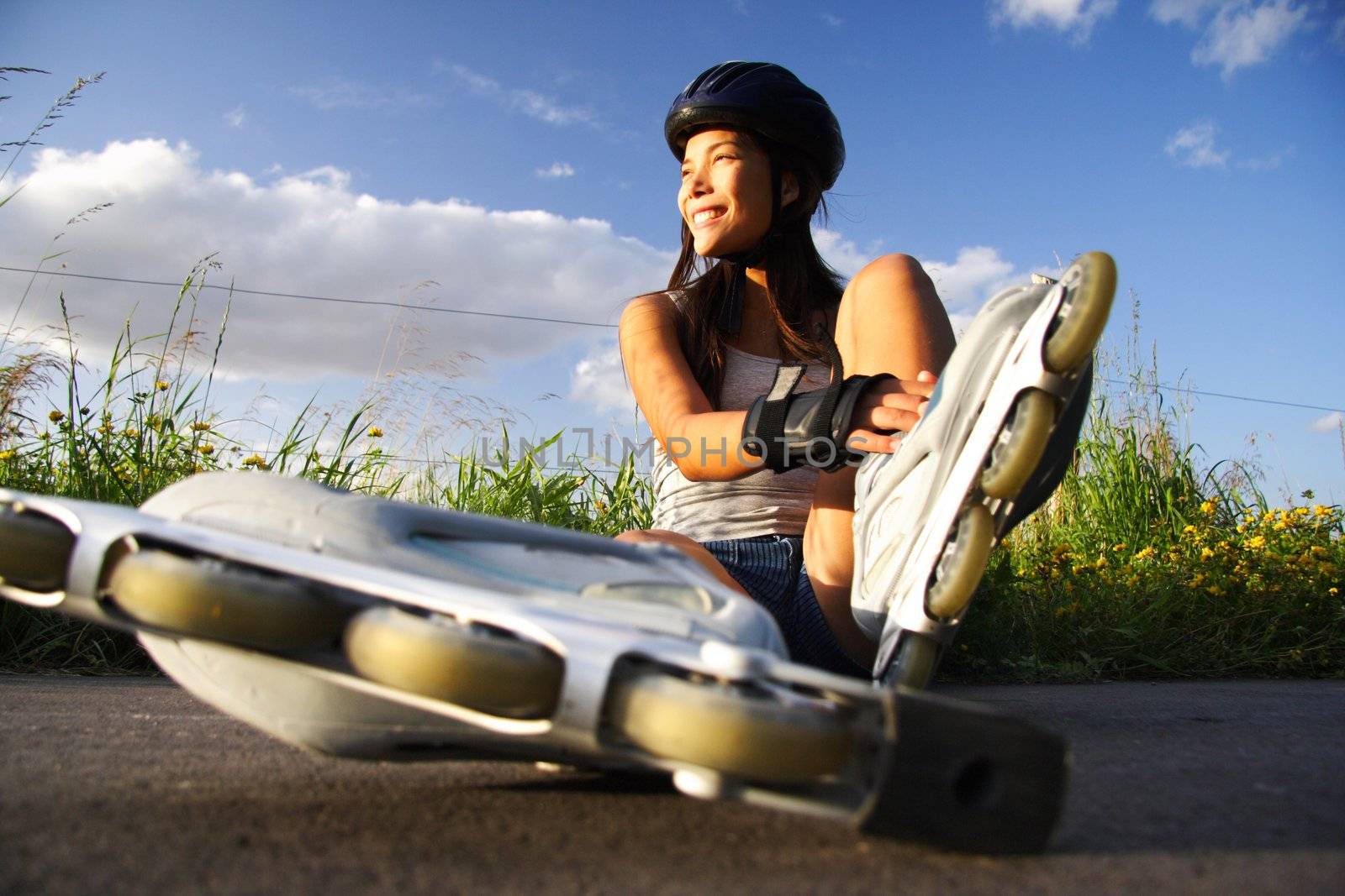Woman rollerblading by Maridav