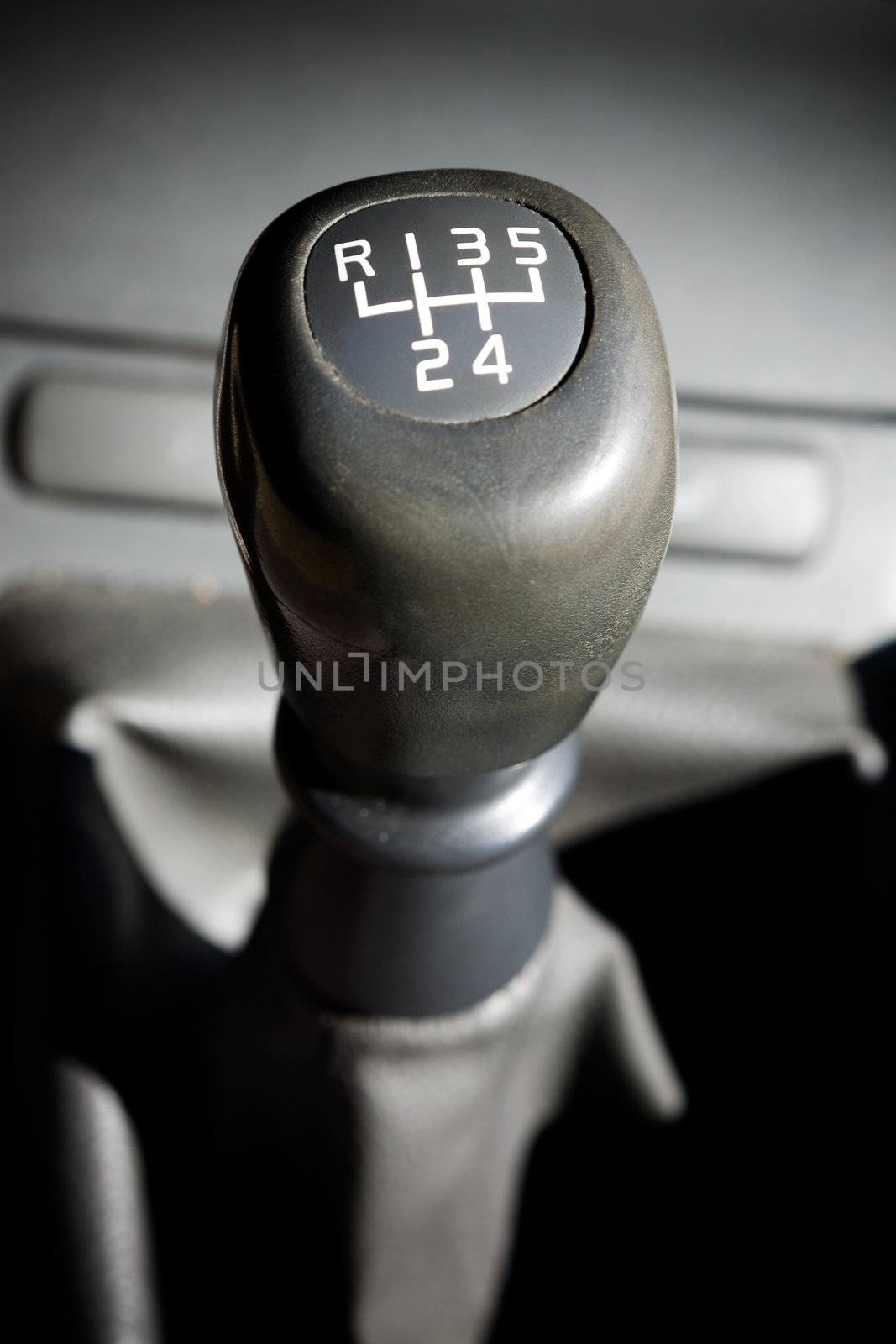 A gear shifter with 5 speeds in an older car
