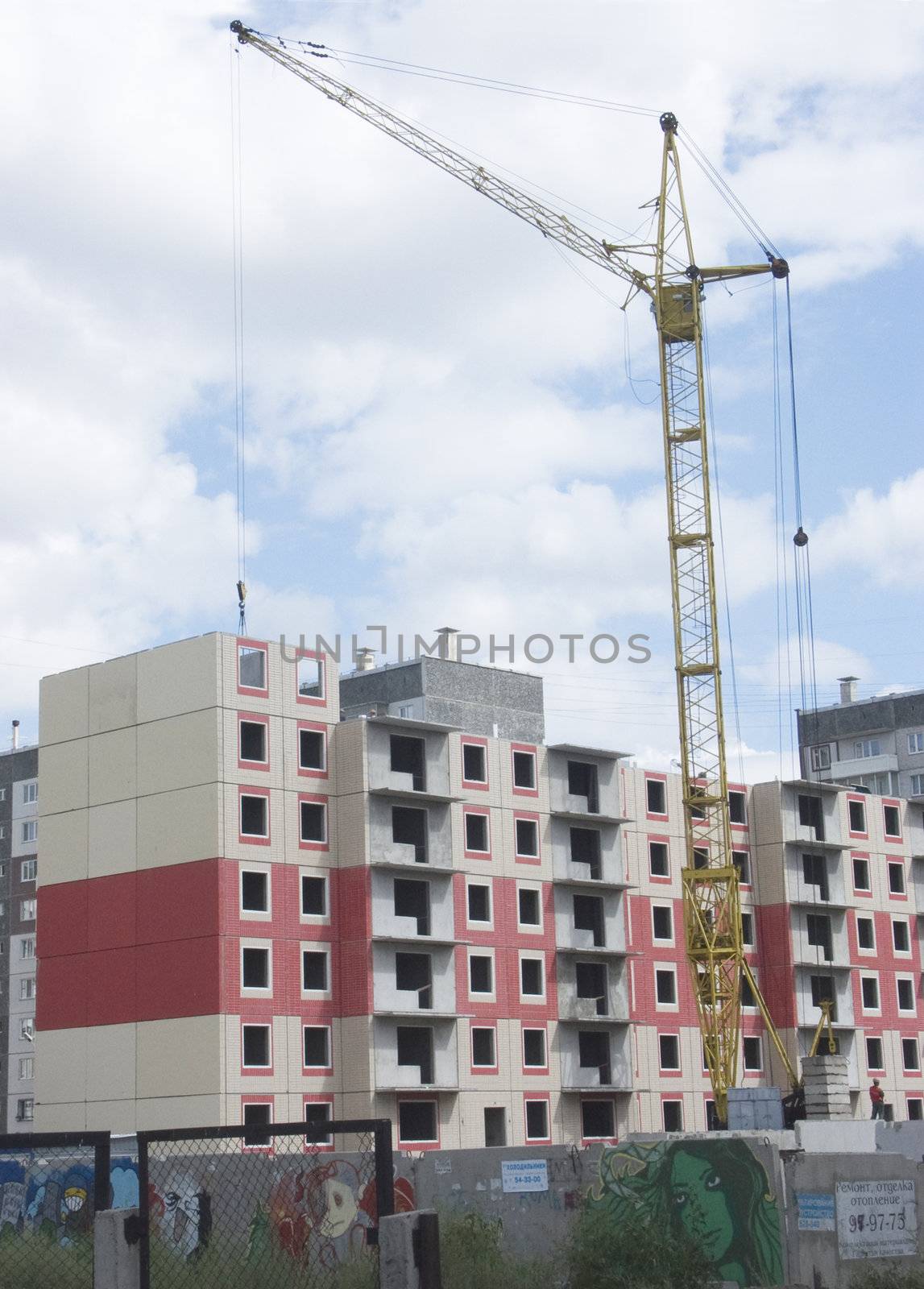 Image of building of an apartment house by means of the elevating crane