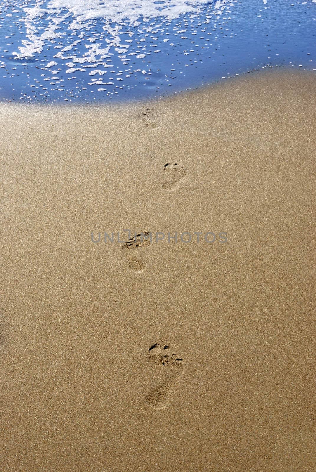 Footprints in sand by whitechild