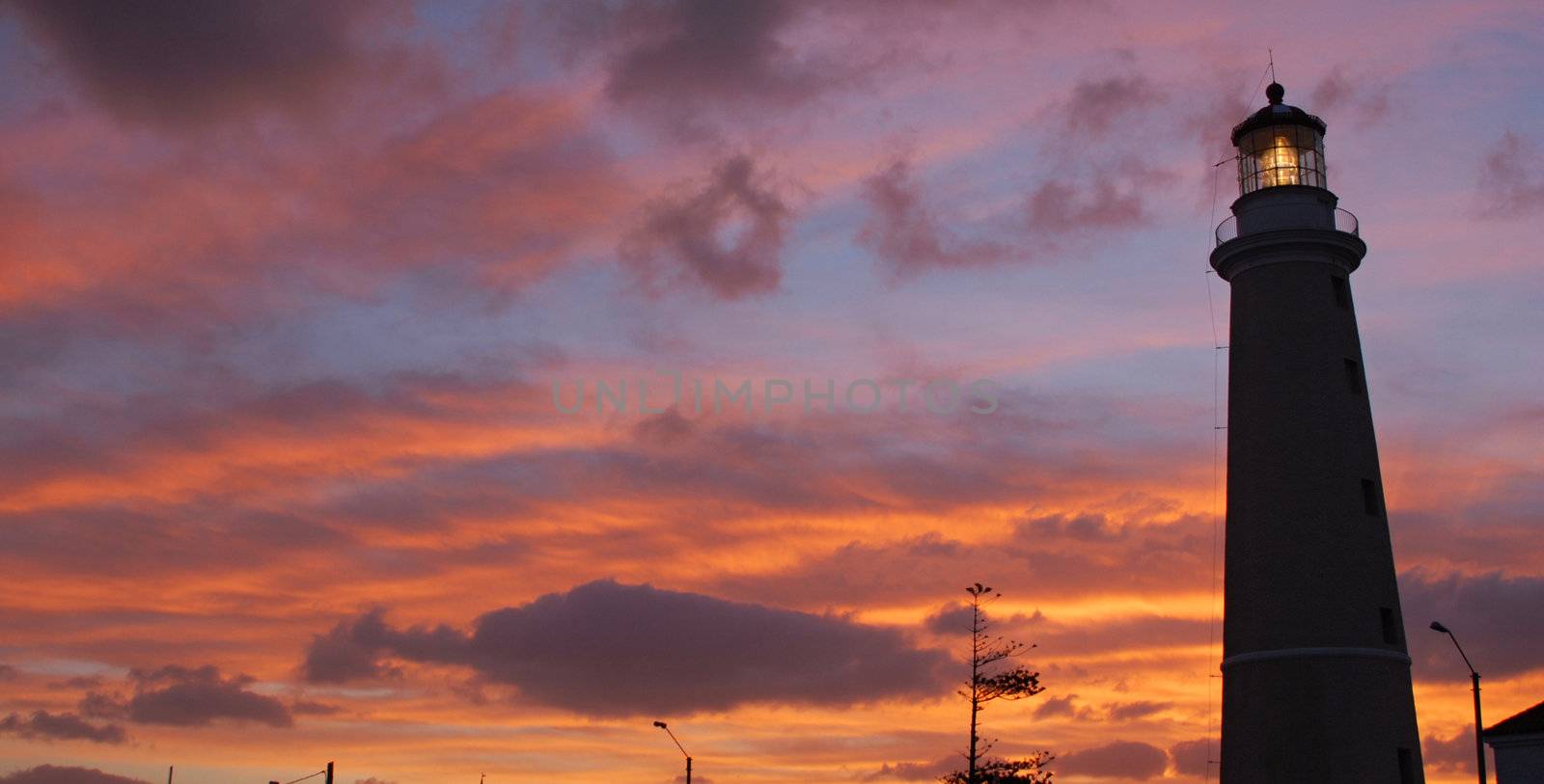 Lighthouse at dusk. Punta del Este by cienpies