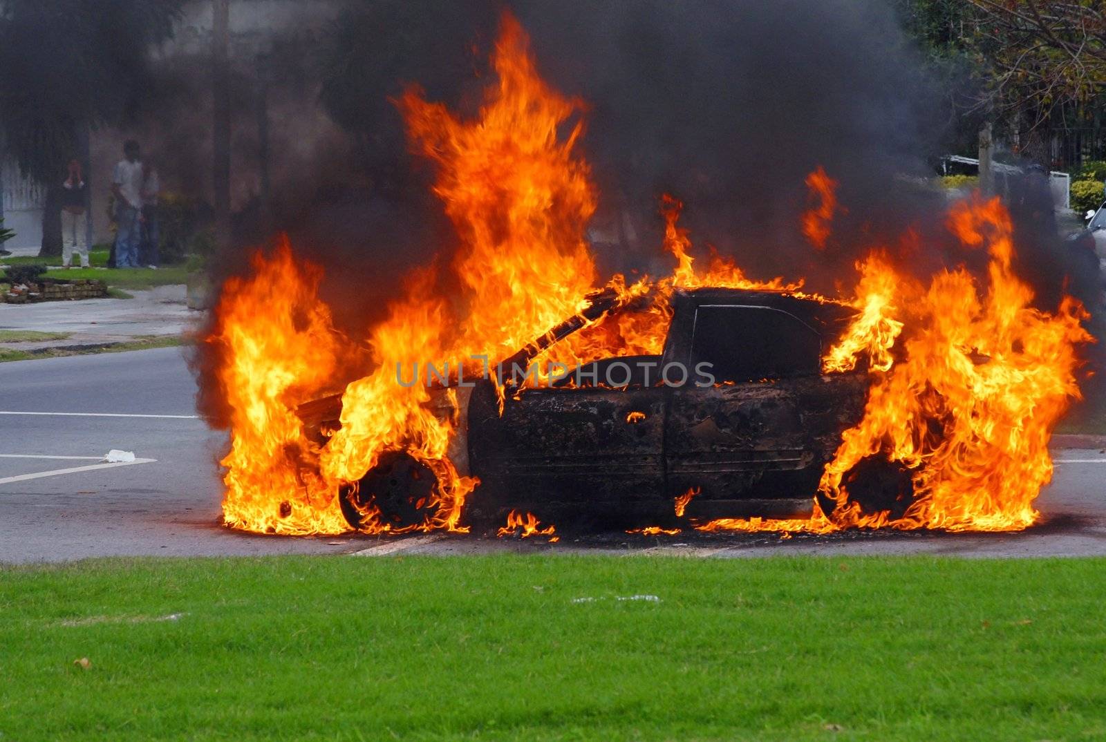 Car fire of a Citroen Xsara at the corner of Concepci�n del Uruguay and Almer�a. Montevideo, Uruguay.