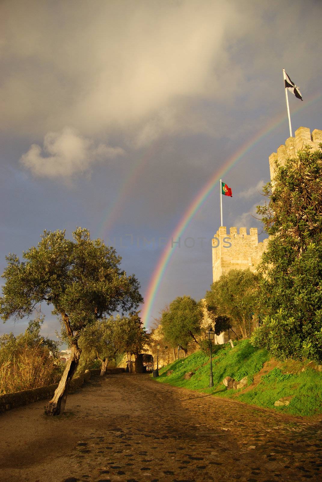 the towerhouses of Castelo Sao Jorge and two rainbows