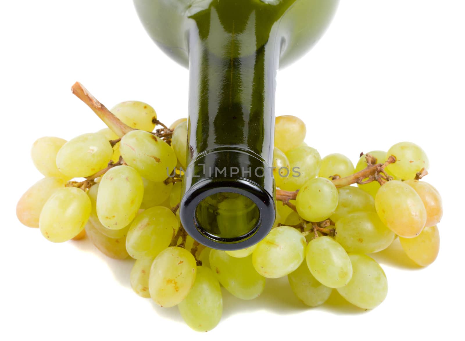 close-up bottleneck and green grapes, isolated on white