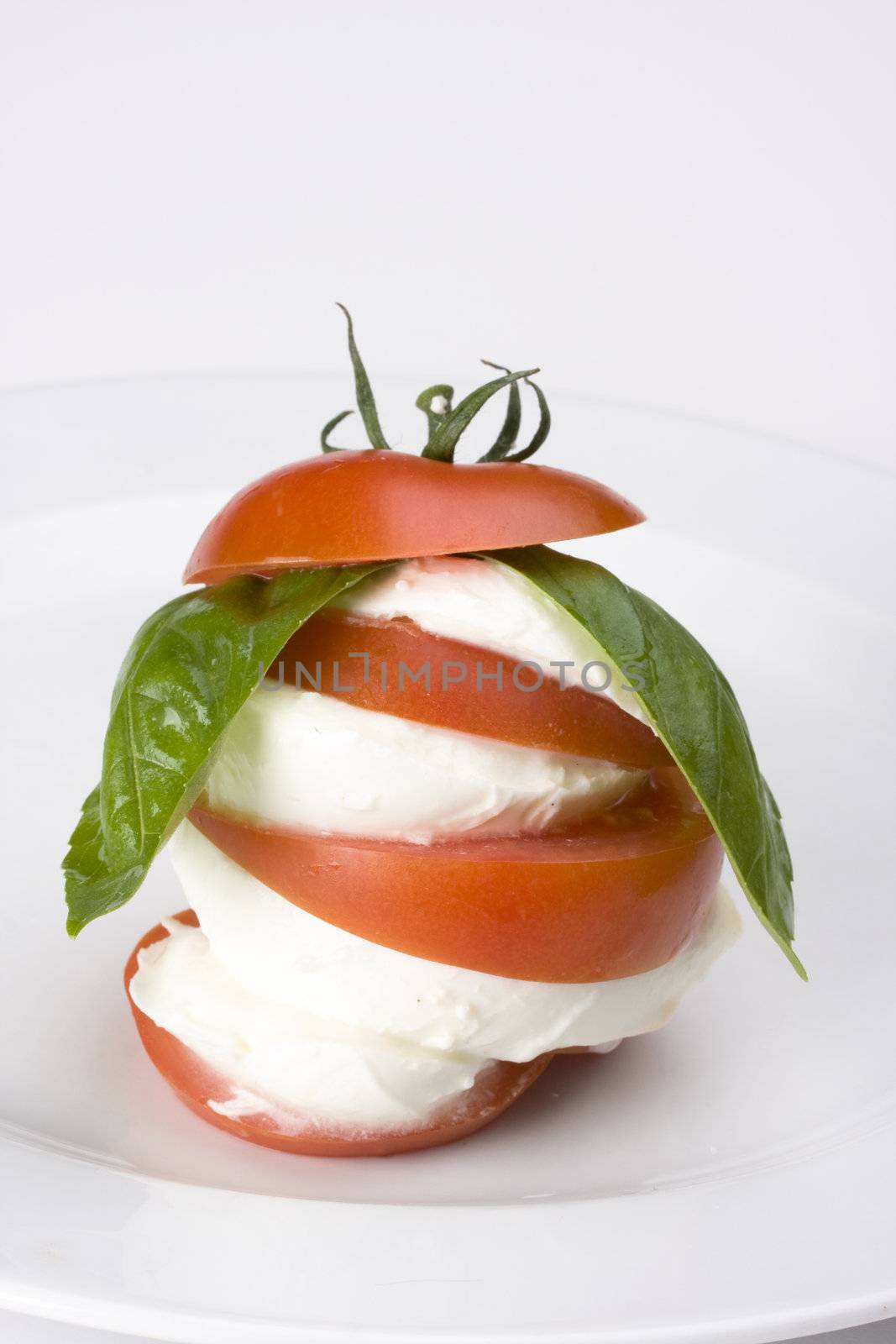 caprese: tomatoe, basil and mozarella cheese by bernjuer