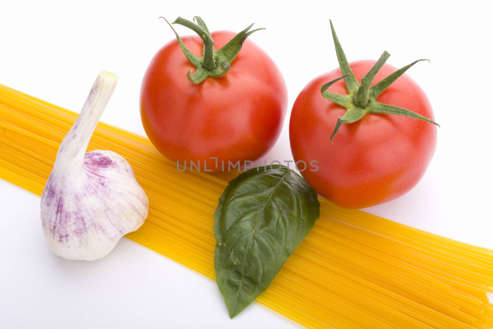 spaghetti, tomato, basil and garlic by bernjuer