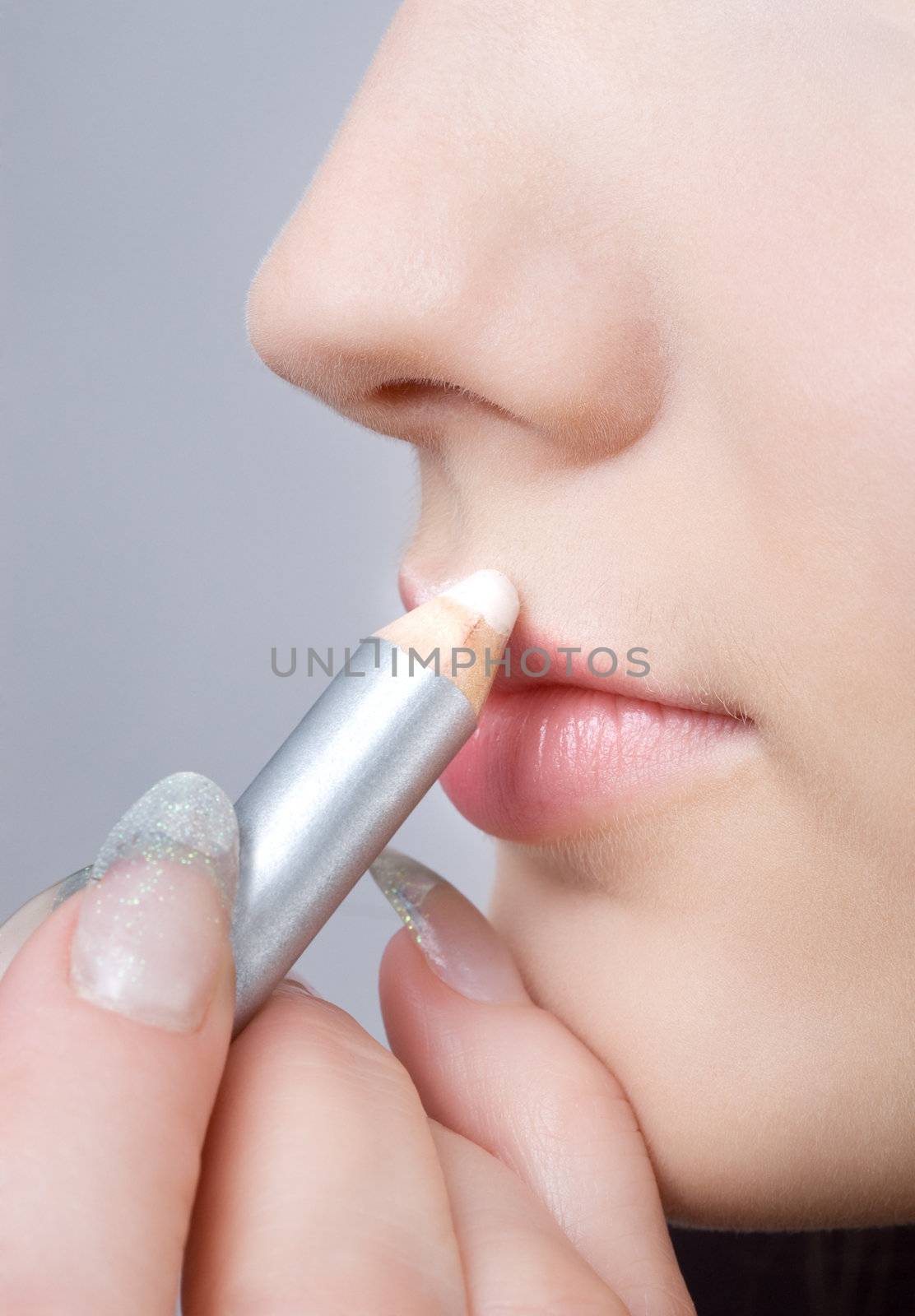 make up, applying lips contour with special crayon