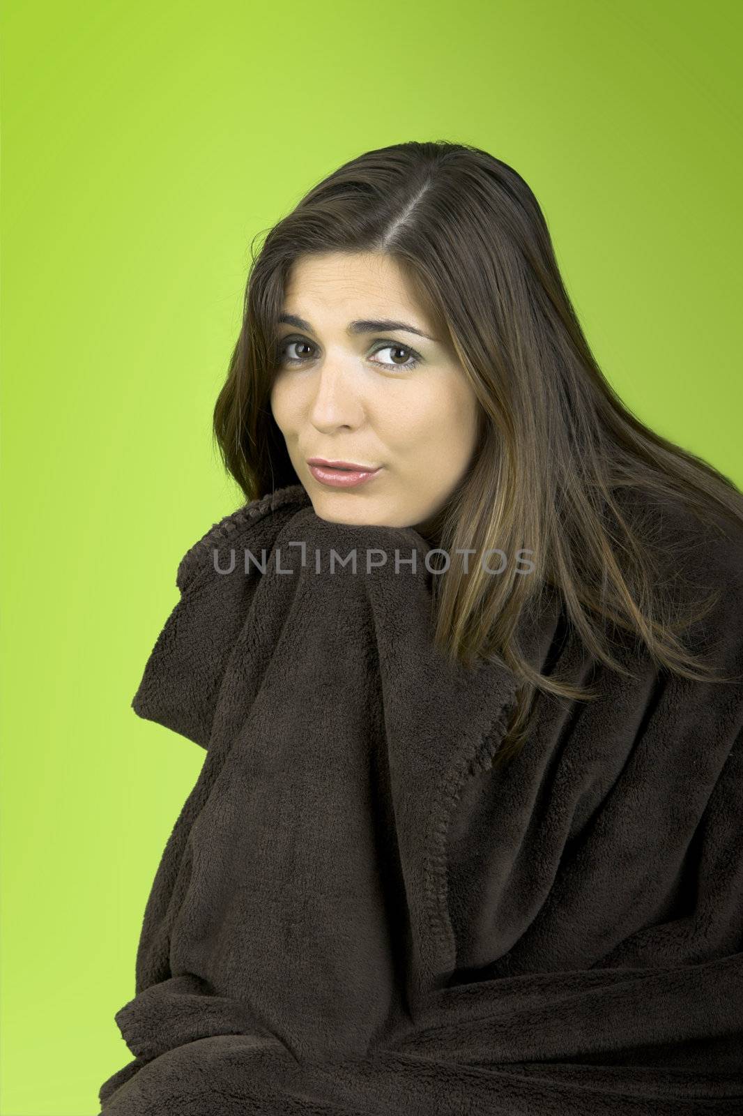 Beautiful woman with a cute face covering itself with a blanket