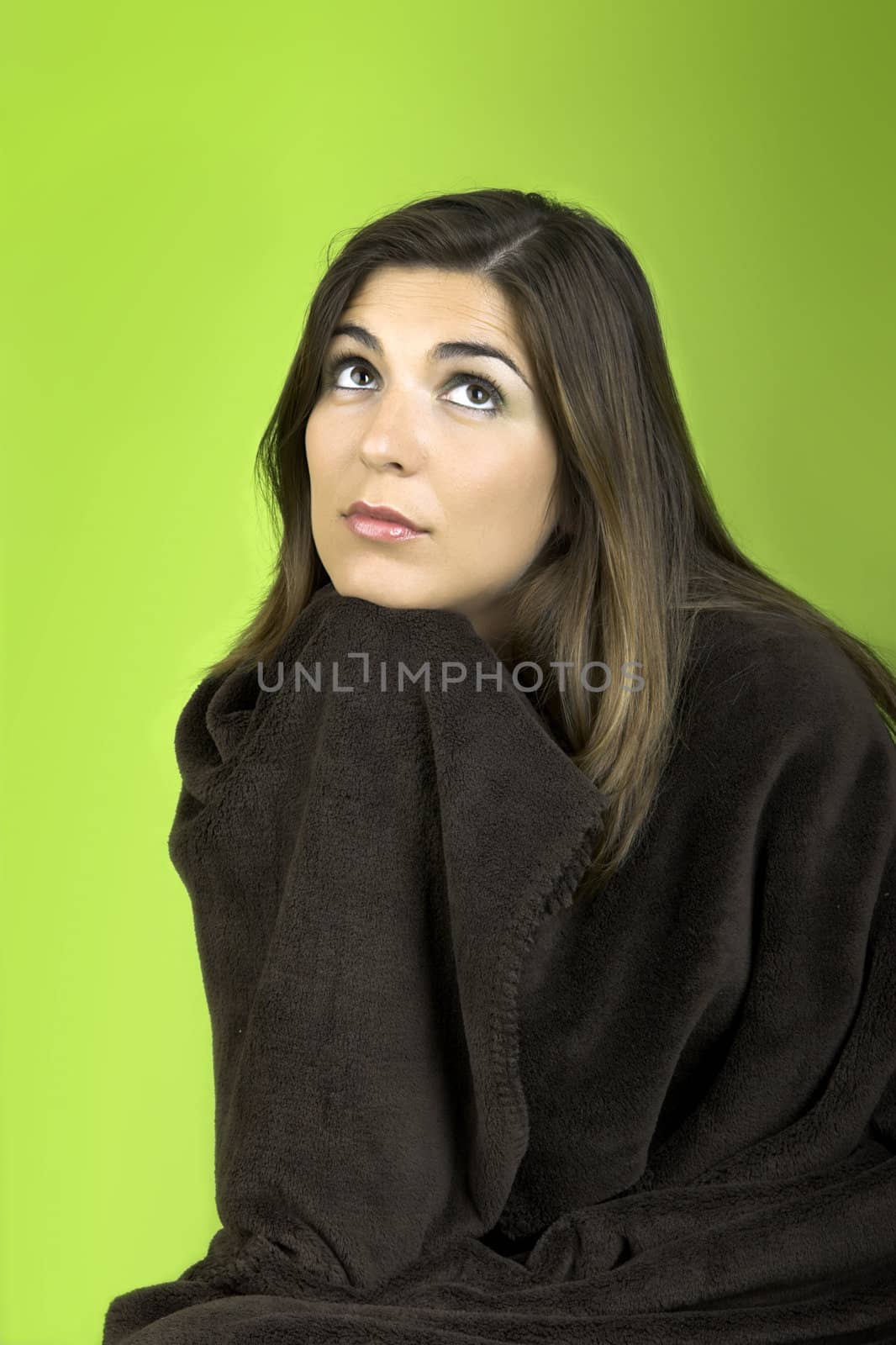 Beautiful woman thuinking and covered itself with a blanket