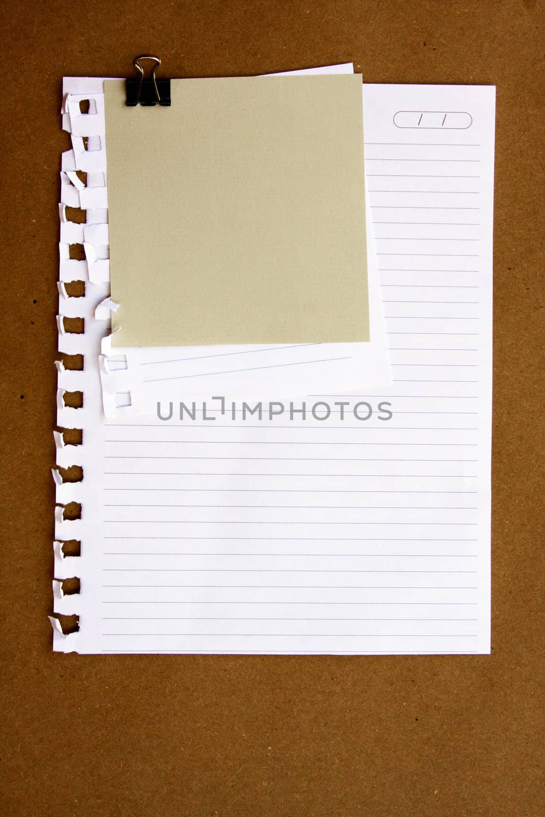 Note paper on brown background by LuBueno