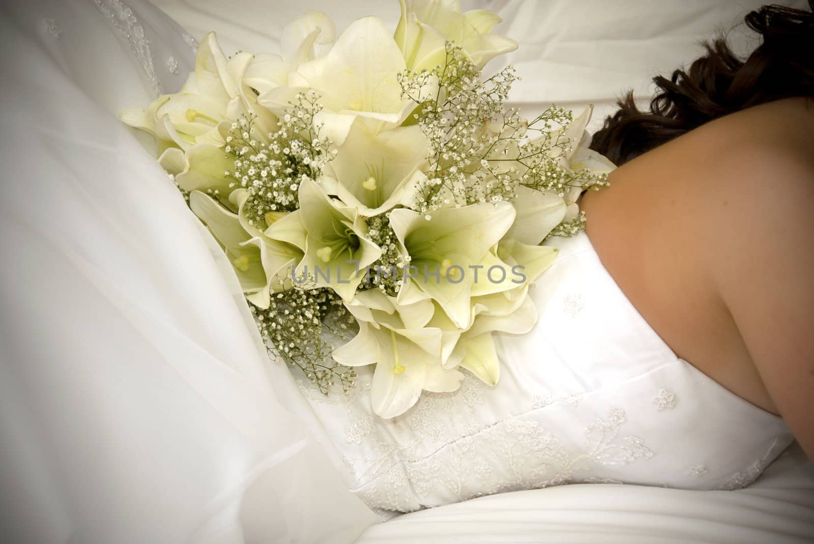 white flower bouquet on bride's back by Ansunette