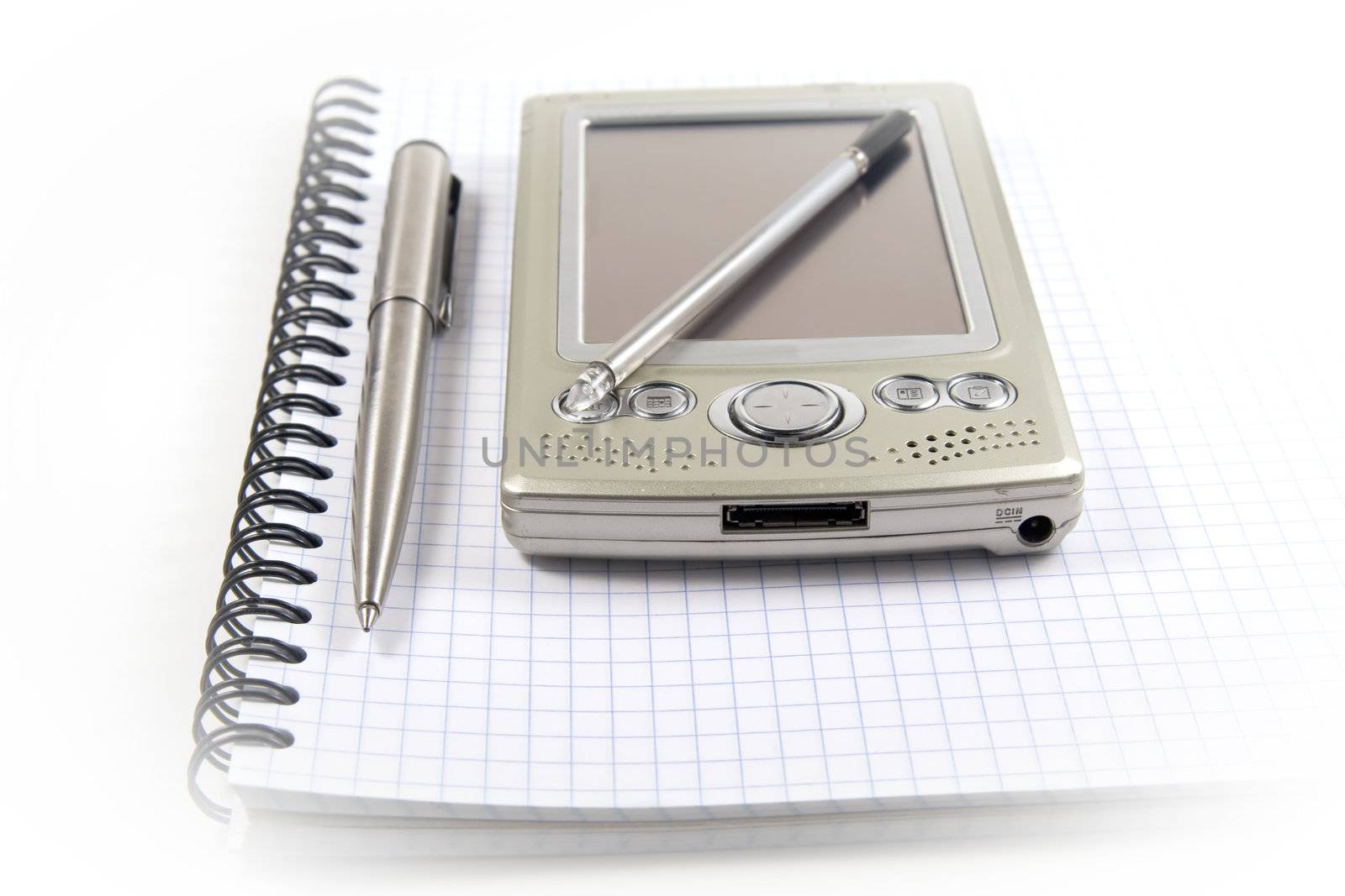 Vignetting image of pen and PDA on spiral notebook by serpl
