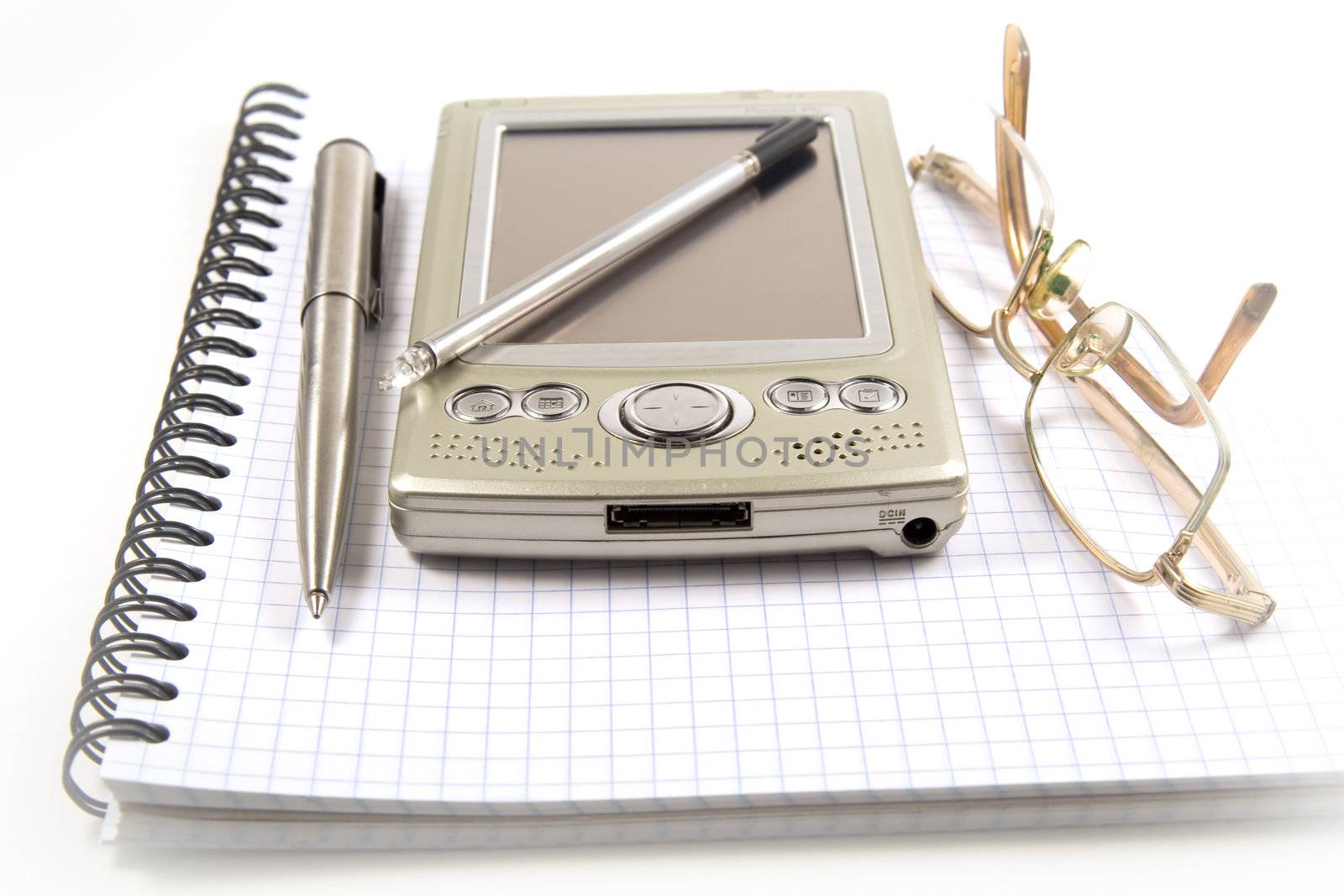 Vignetting image of pen, PDA  and eyeglasses on spiral notebook by serpl
