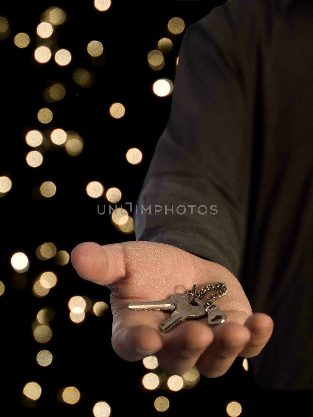 Man holding keys by antonprado