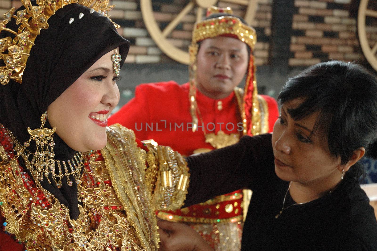 bride and groom wearing traditional costume from makasar-indonesia