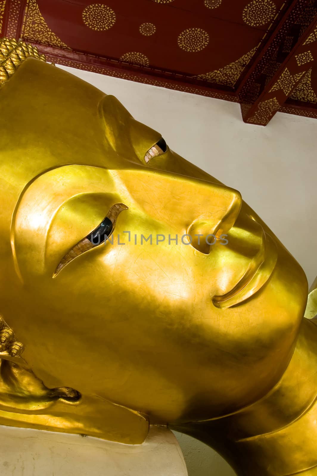 golden buddha statue