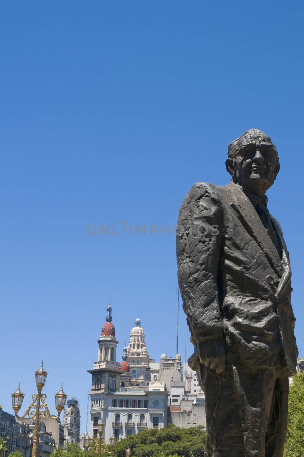 Ricardo Balbin's statue.