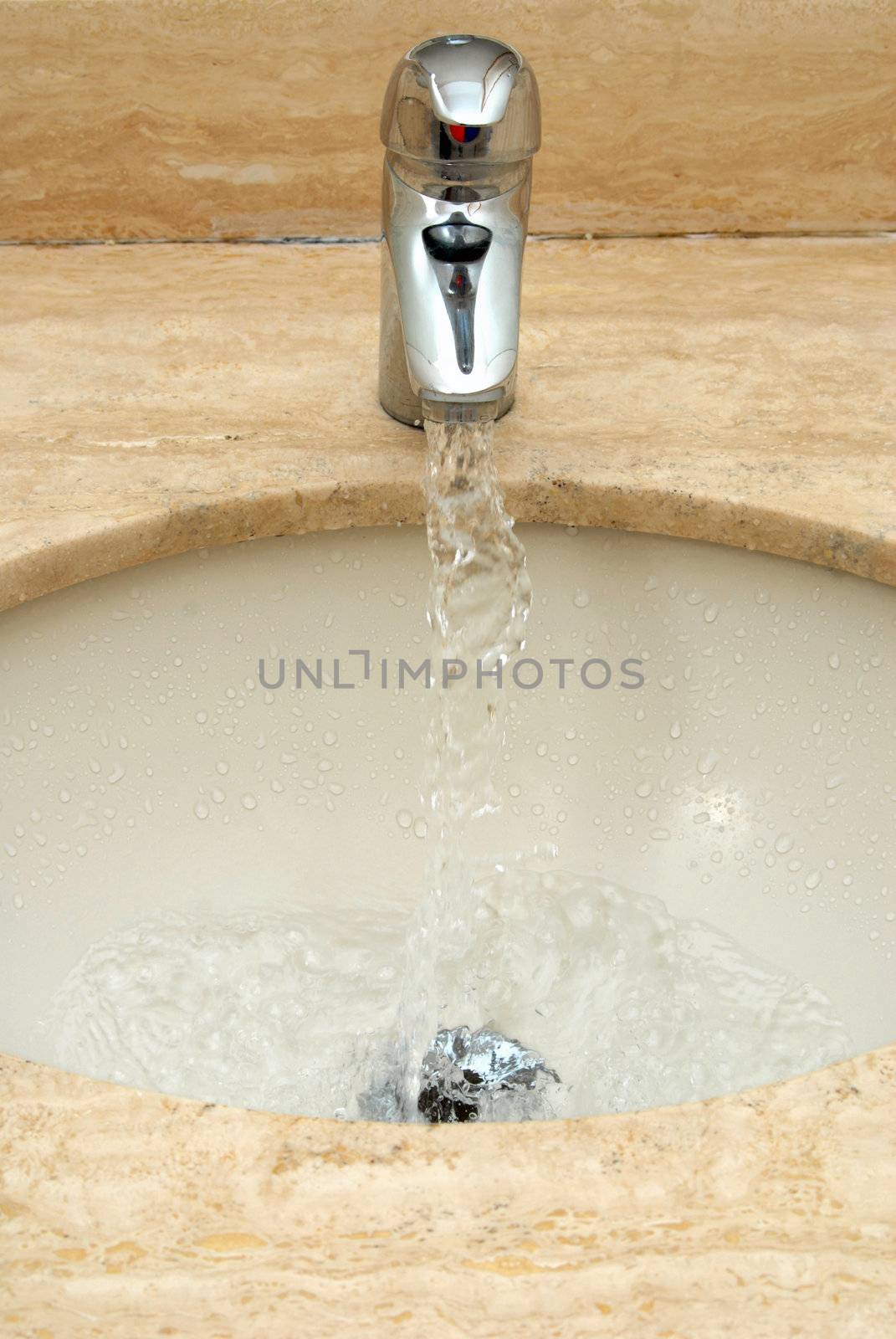 Water flowing in a sink by cienpies