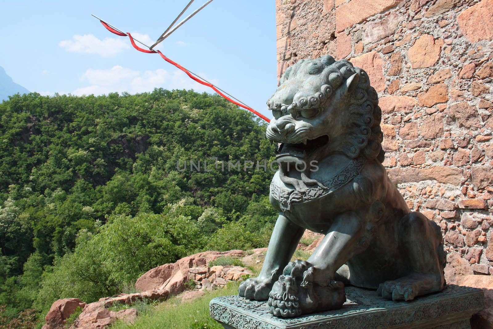 statue of lion on a fortress between the mountain