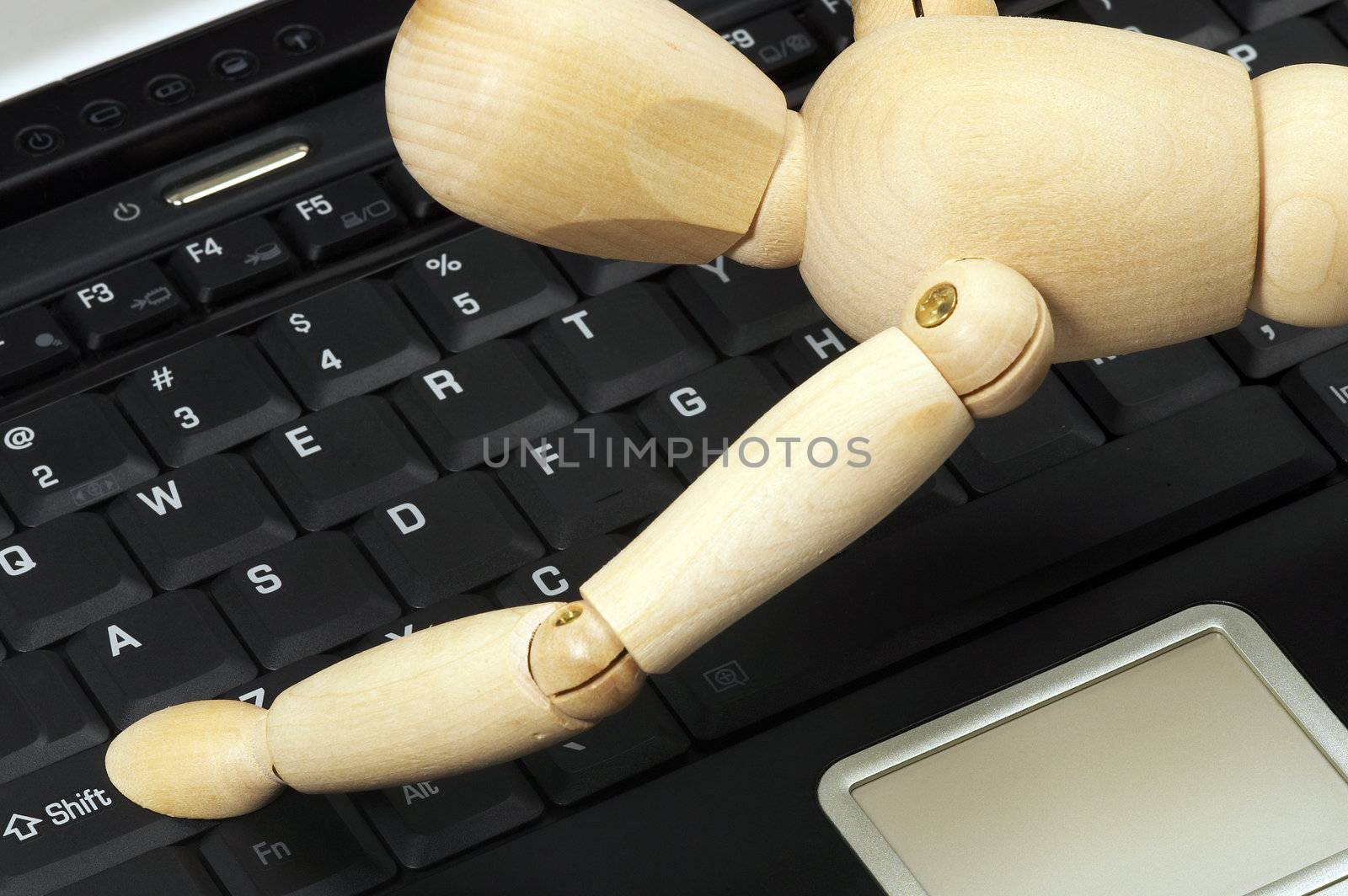 wood mannequin and laptop by keko64
