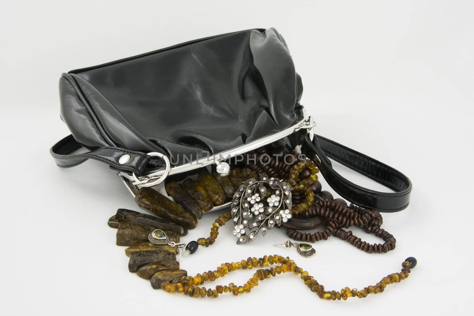 black leather handbag by Yasioo