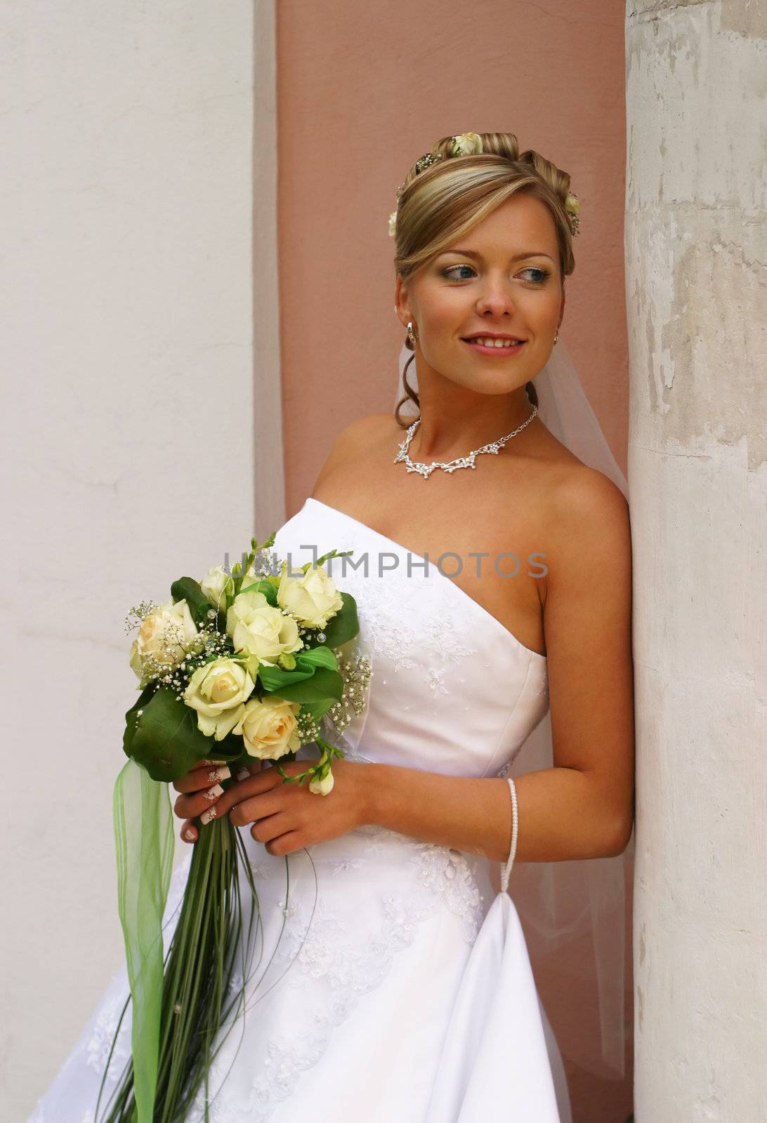 The beautiful bride with a bouquet from roses