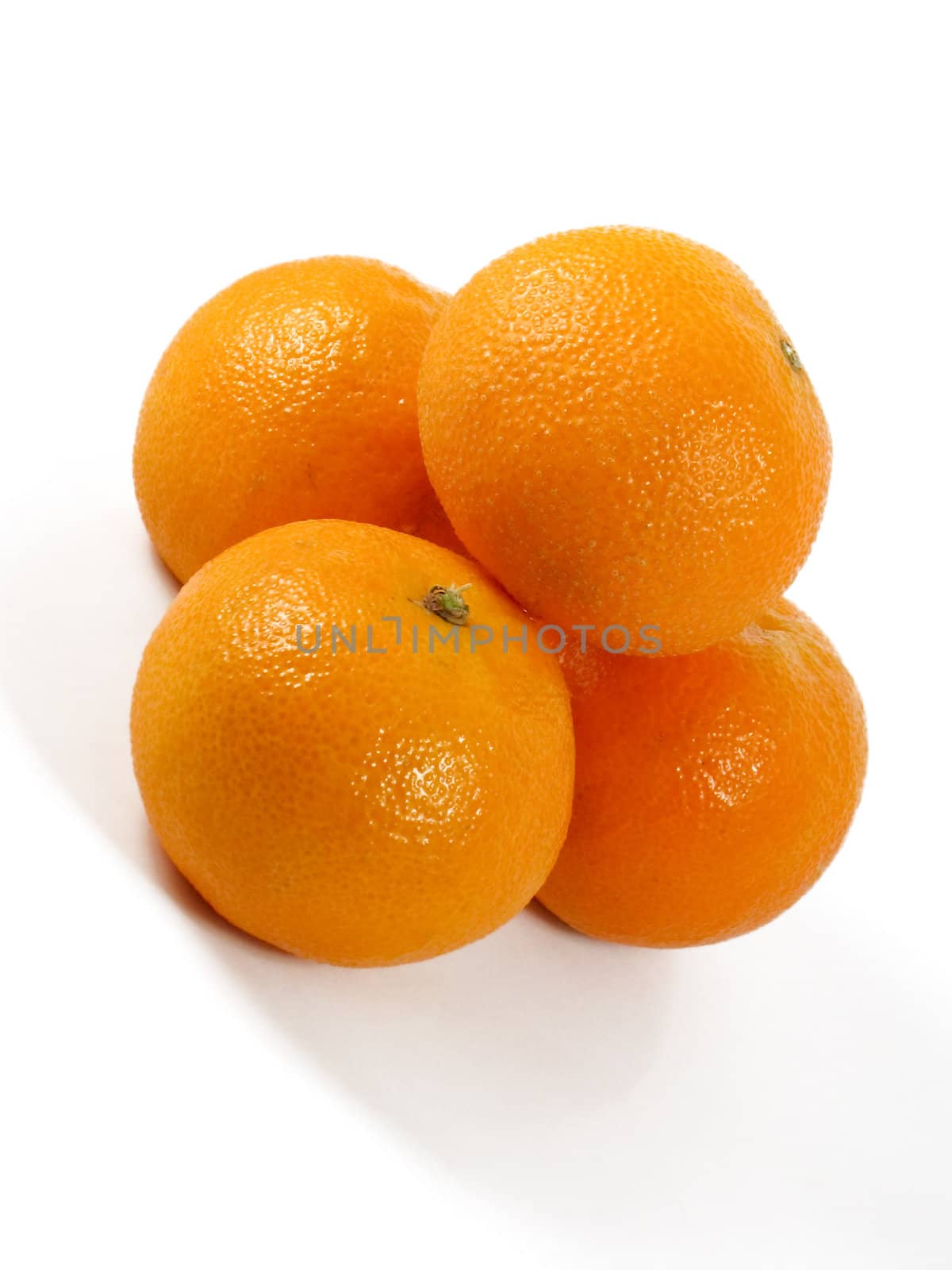 Some tangerines are photographed at an angle in 45 degrees
