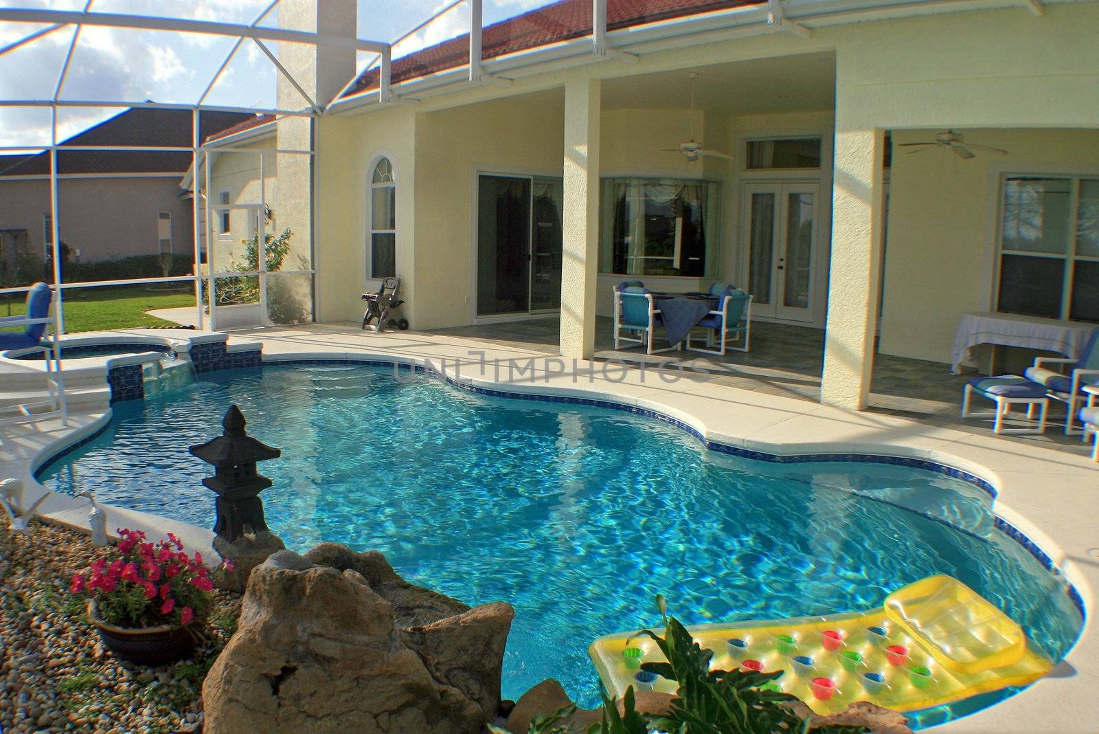 A swimming pool, spa and lanai in Florida.
