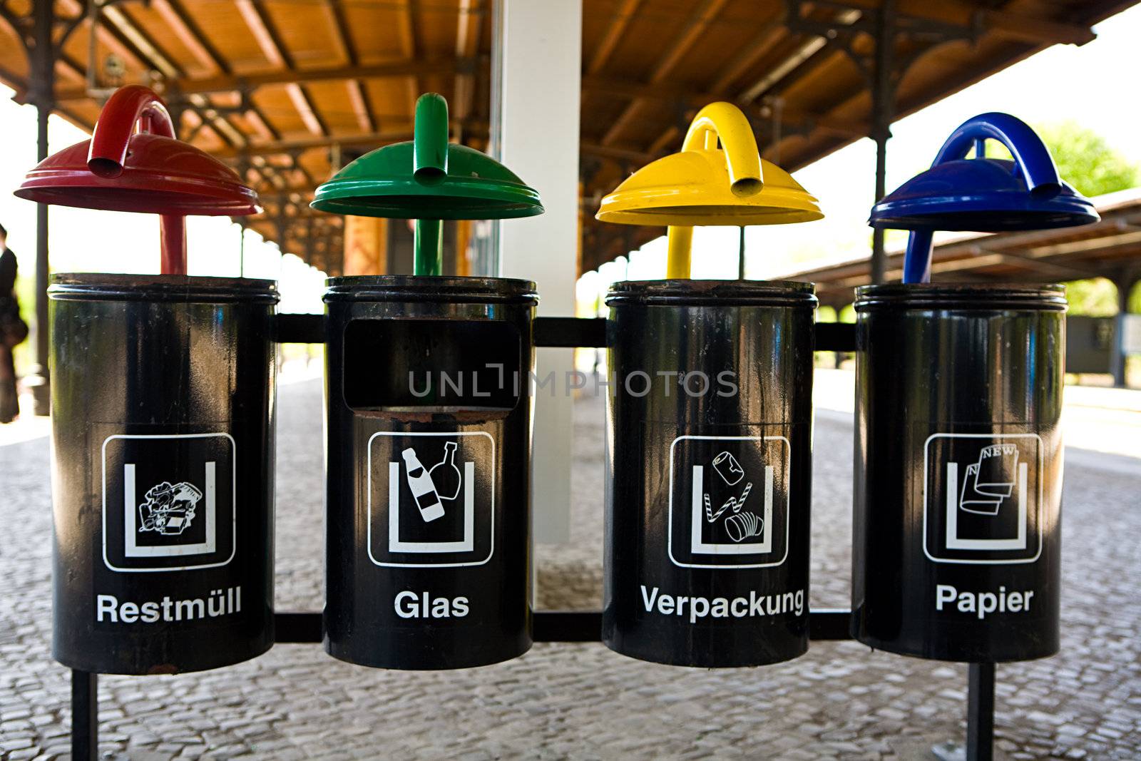 Recycling bins by Gravicapa