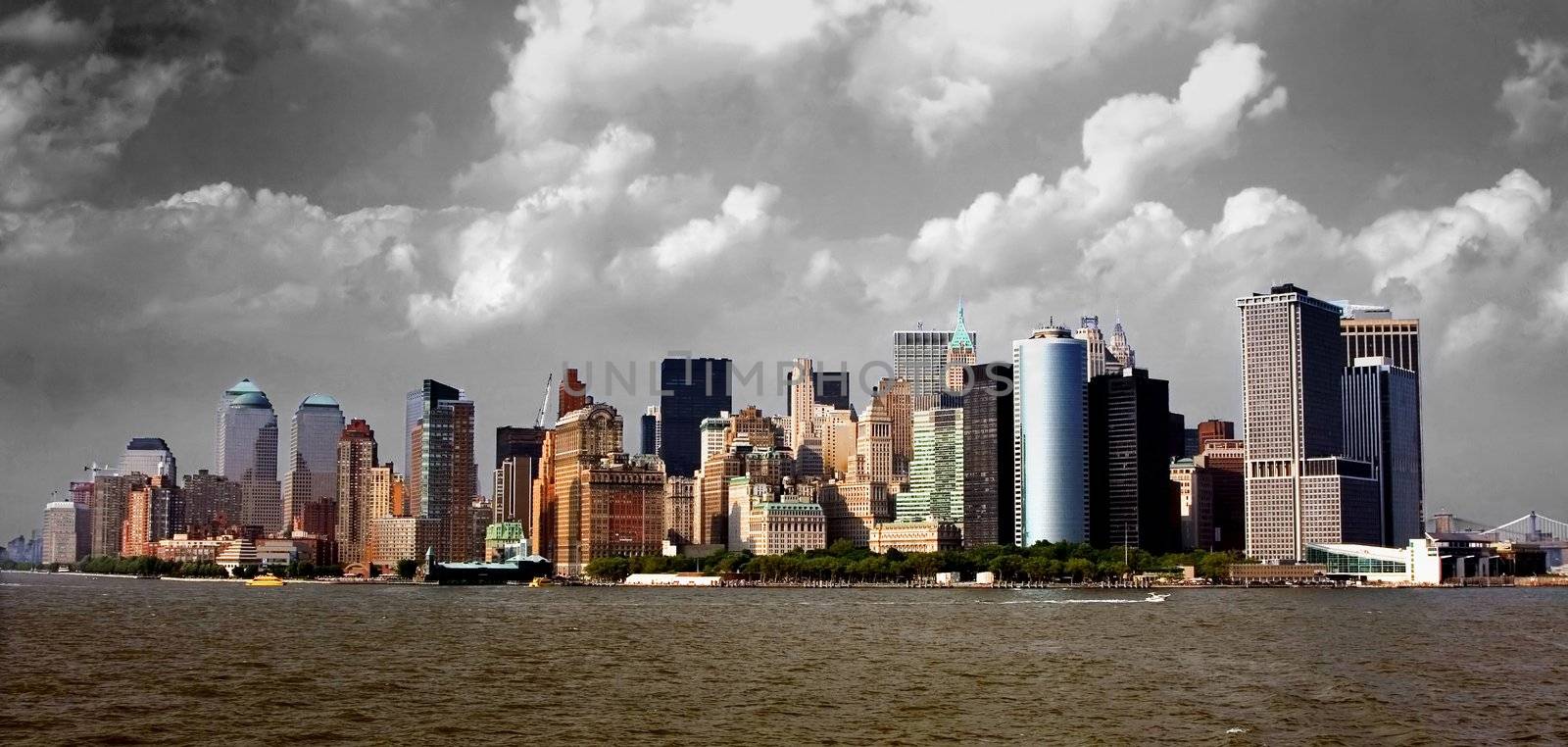 View of the Manhattan skyline as seen from the south. In front one can see Battery Park, with the buildings of New York's financial district.