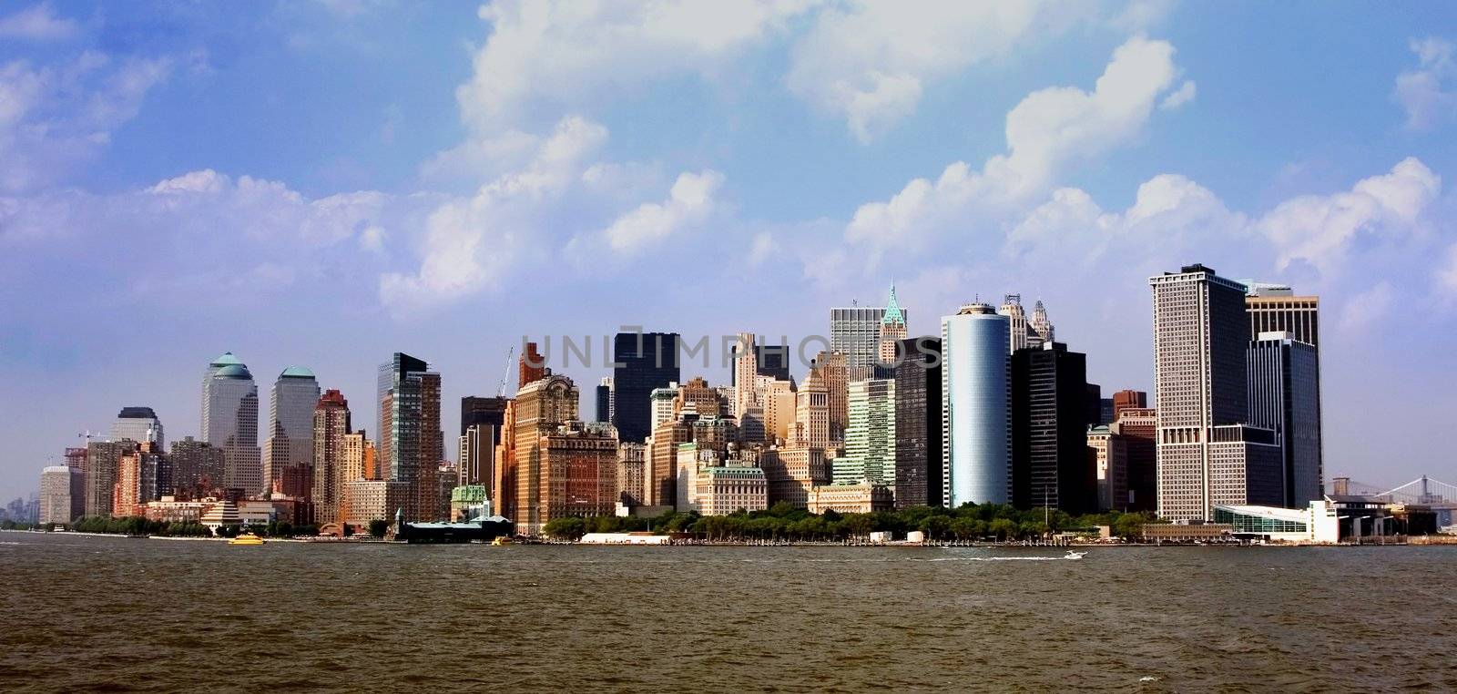 View of the Manhattan skyline as seen from the south. In front one can see Battery Park, with the buildings of New York's financial district.
