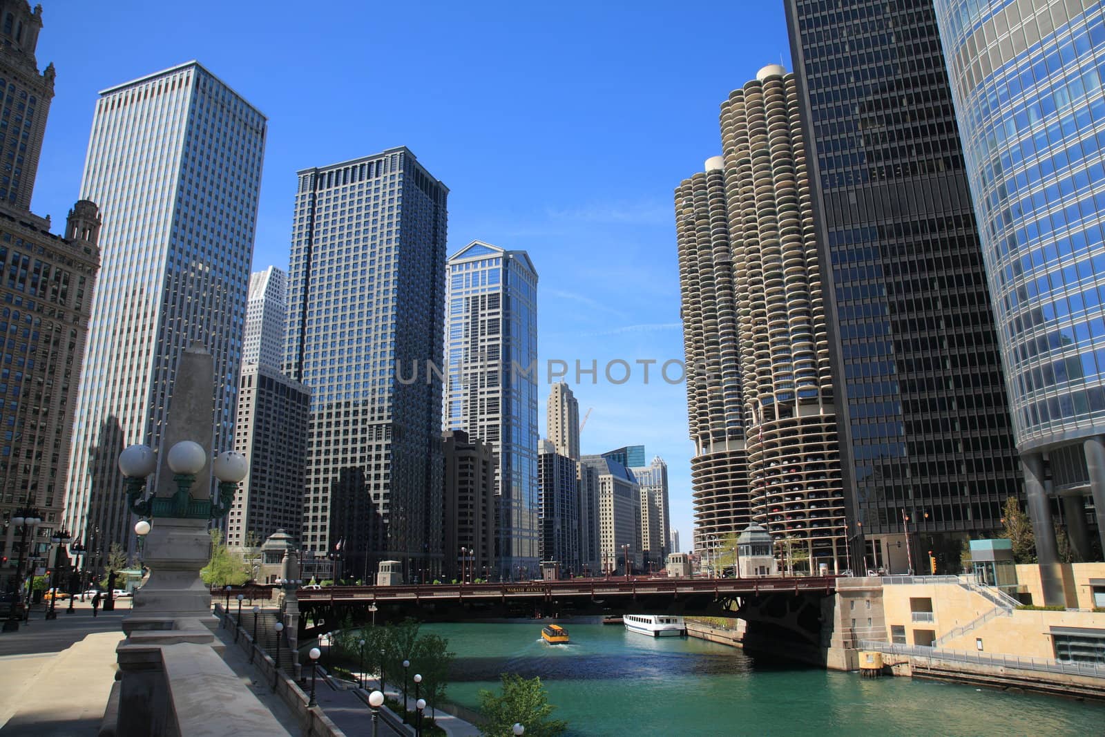 Skyscrapers, boats and bridges in Illinois city