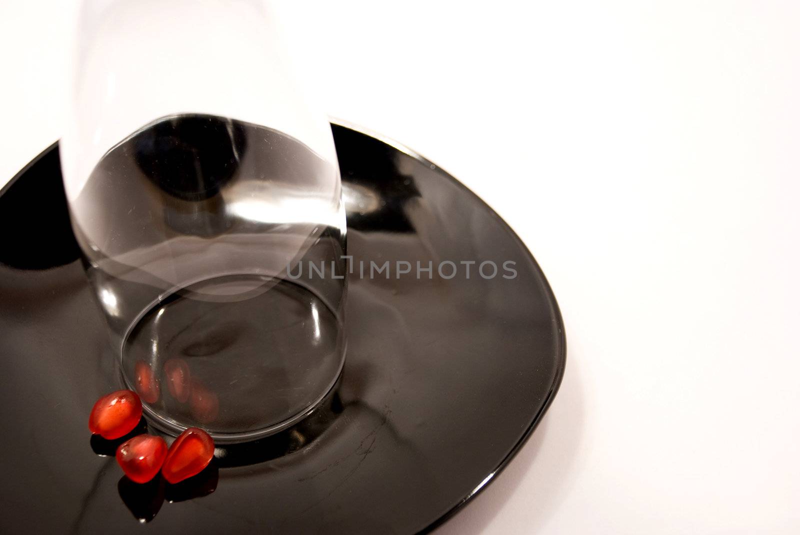 Seeds grenade on a plate next to the wine glasses
