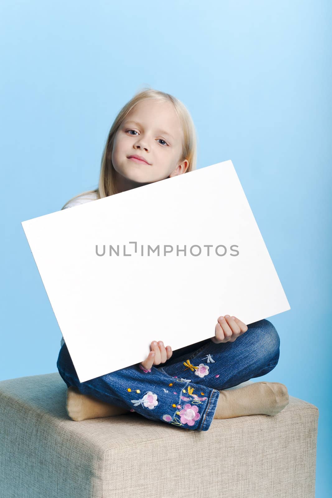 Young girl holding a copy space note